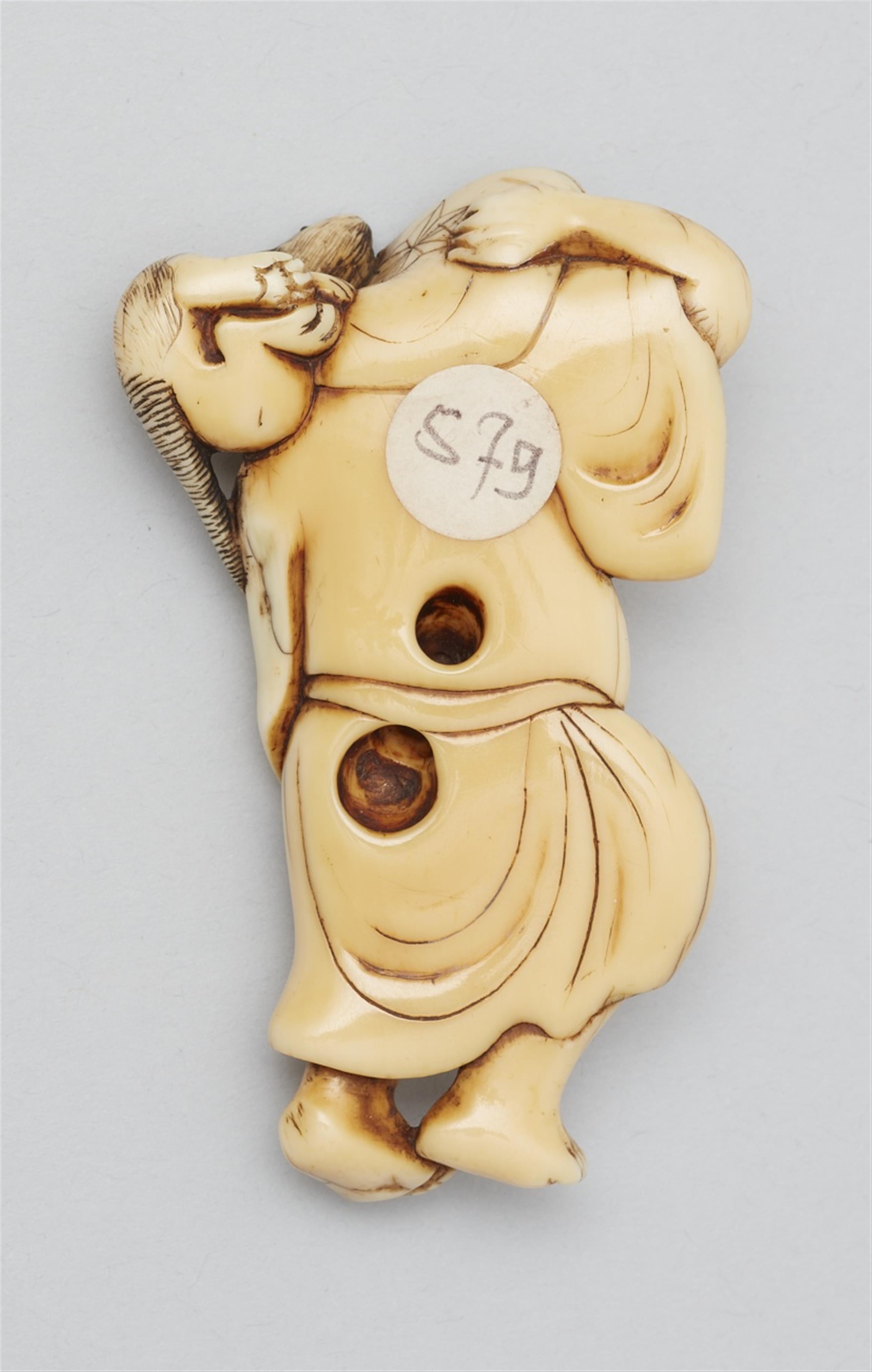 An ivory netsuke of a peasant. Late 18th/early 19th century - image-2