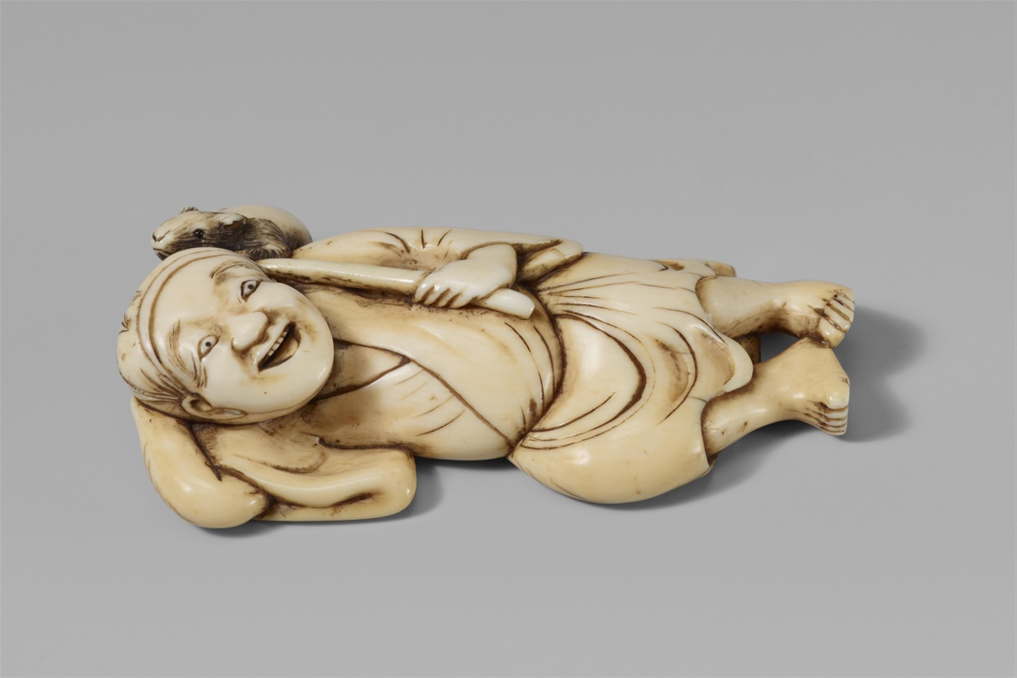 An ivory netsuke of a peasant. Late 18th/early 19th century - image-1