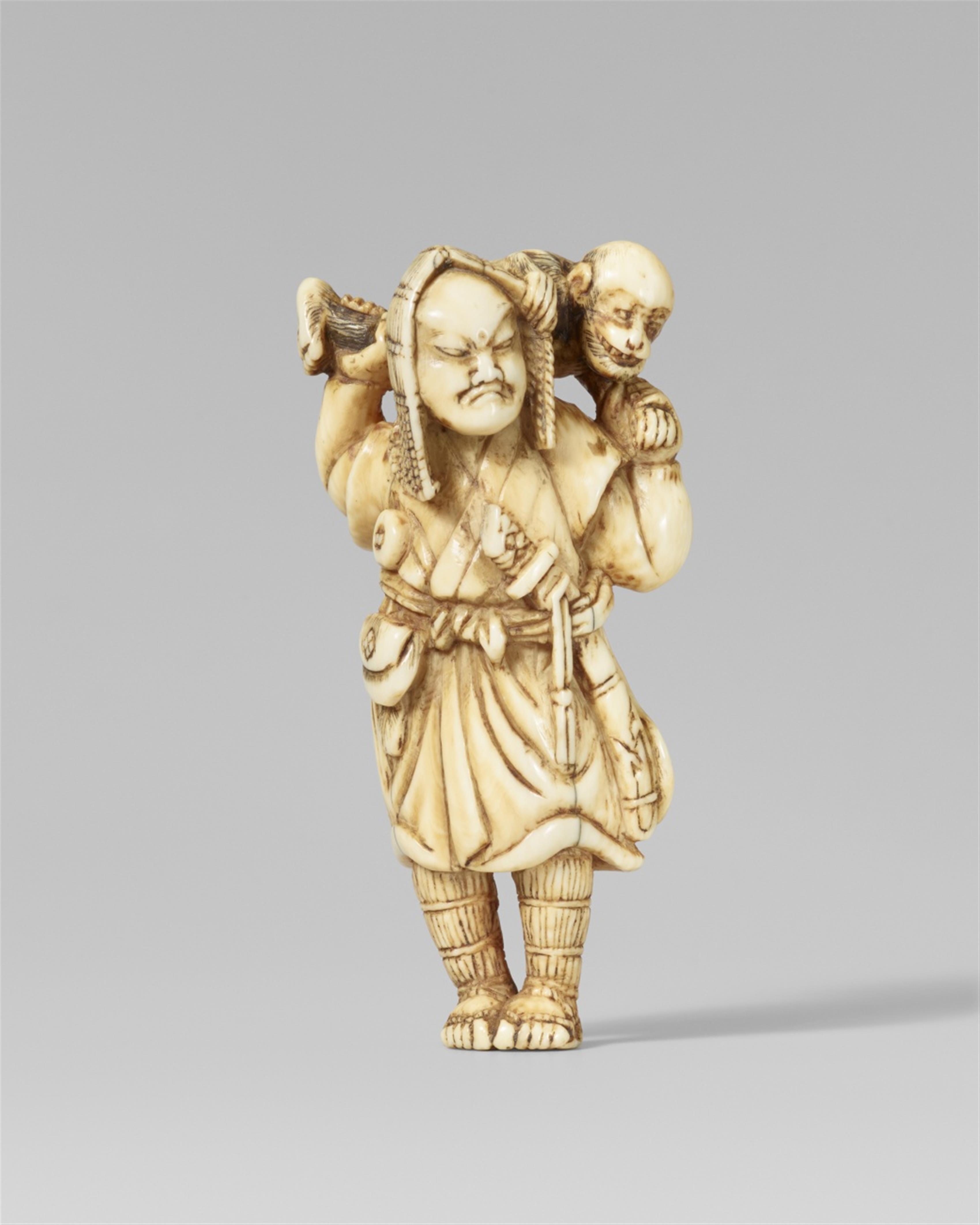 An ivory netsuke of a hunter with a monkey. Early 19th century - image-1