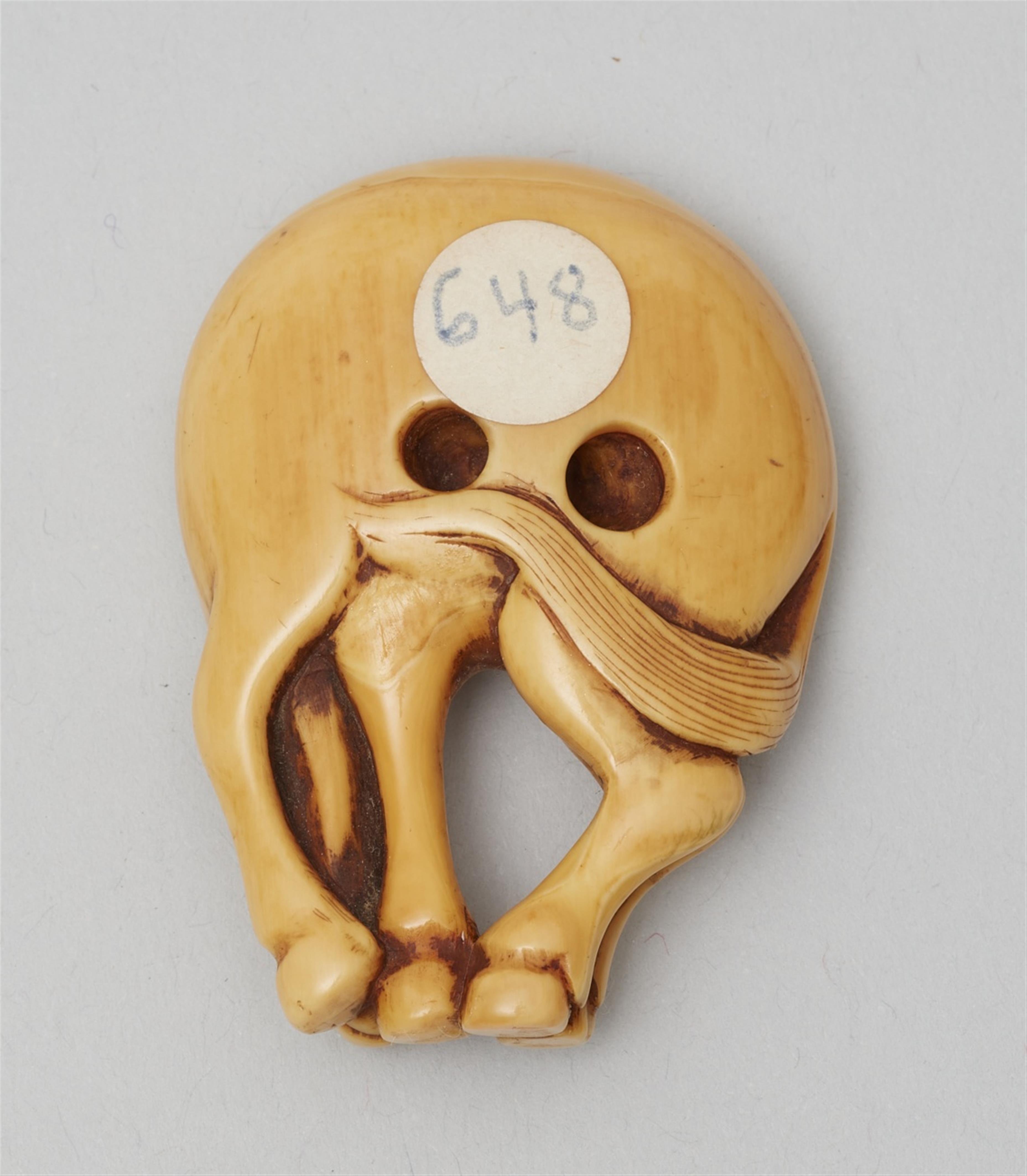 A good ivory netsuke of a grazing horse. Late 18th/early 19th century - image-2