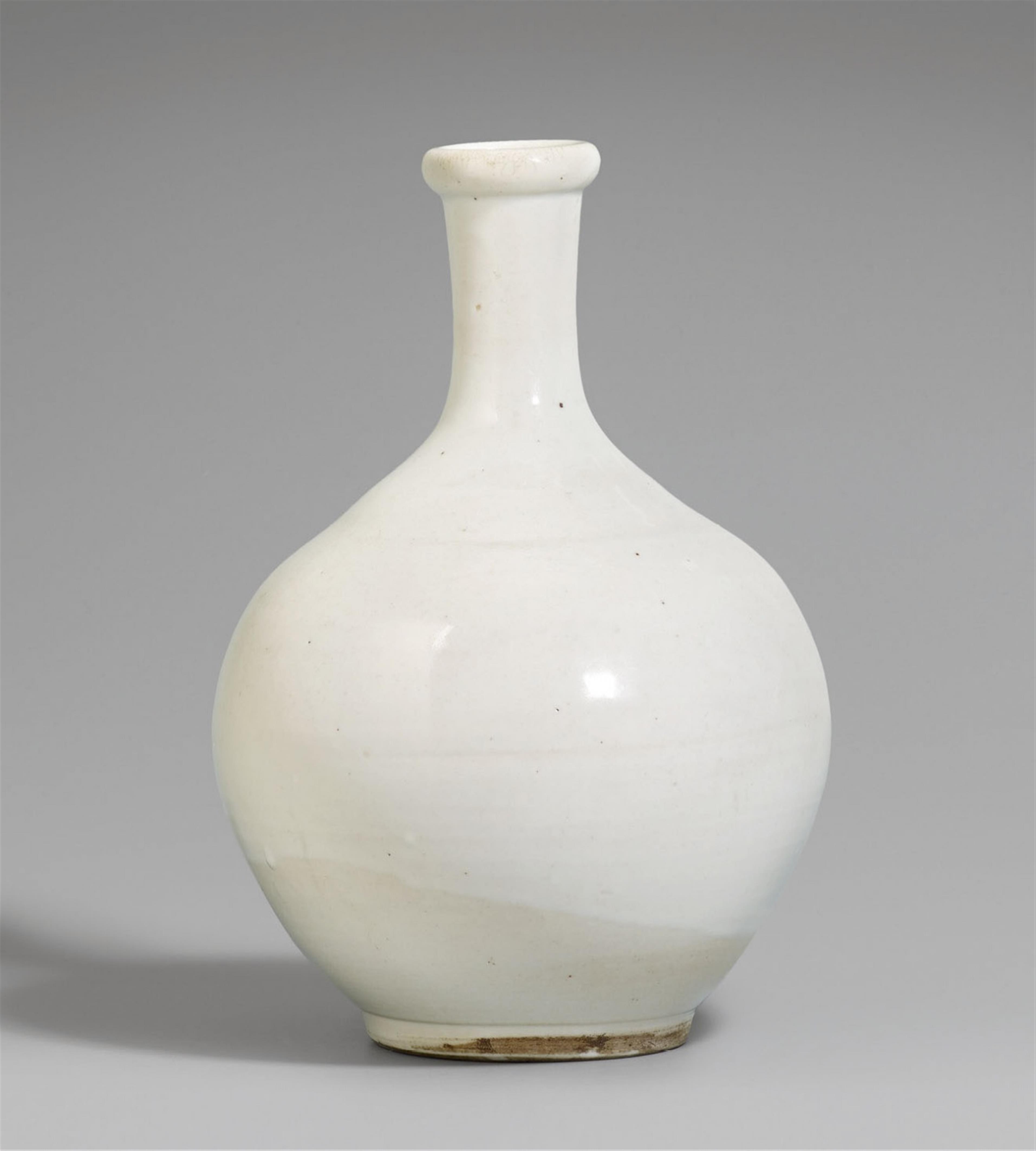 A cream-white glazed bottle vase. Korea. Joseon dynasty (1392-1910), 18th/19th century - image-1