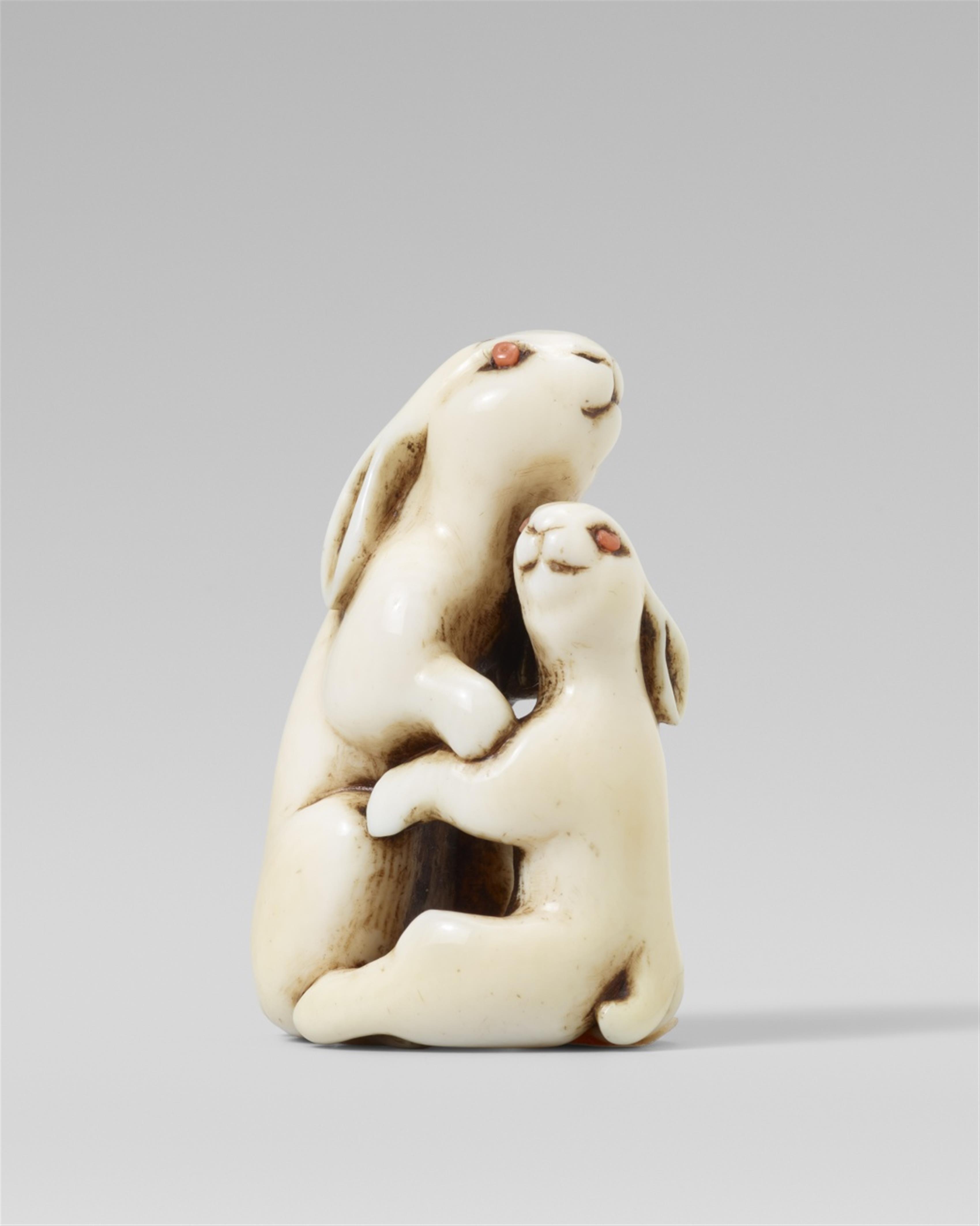 An ivory netsuke of two hares. 19th century - image-1