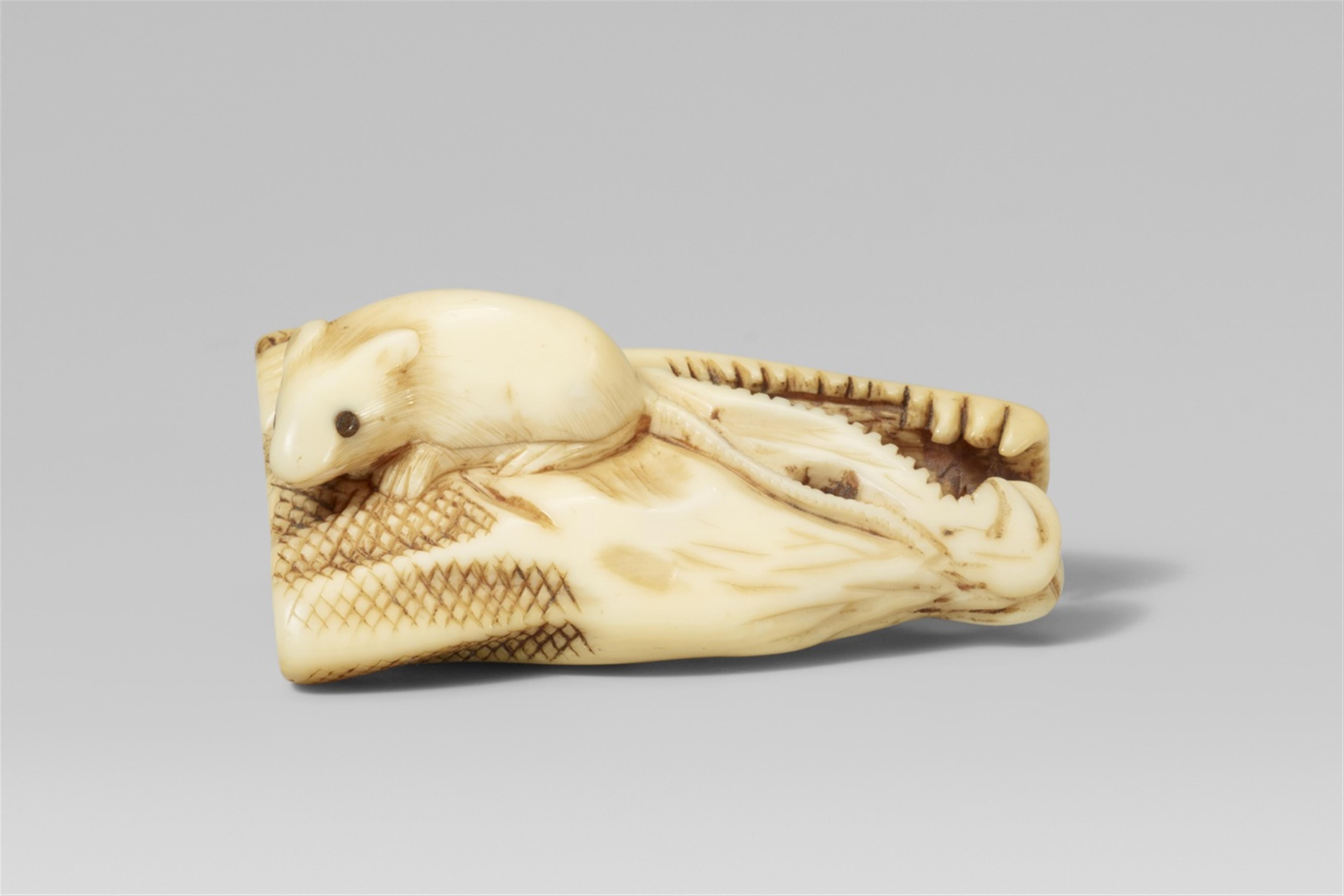 An ivory netsuke of a dried salmon head and a rat. First half 19th century - image-1