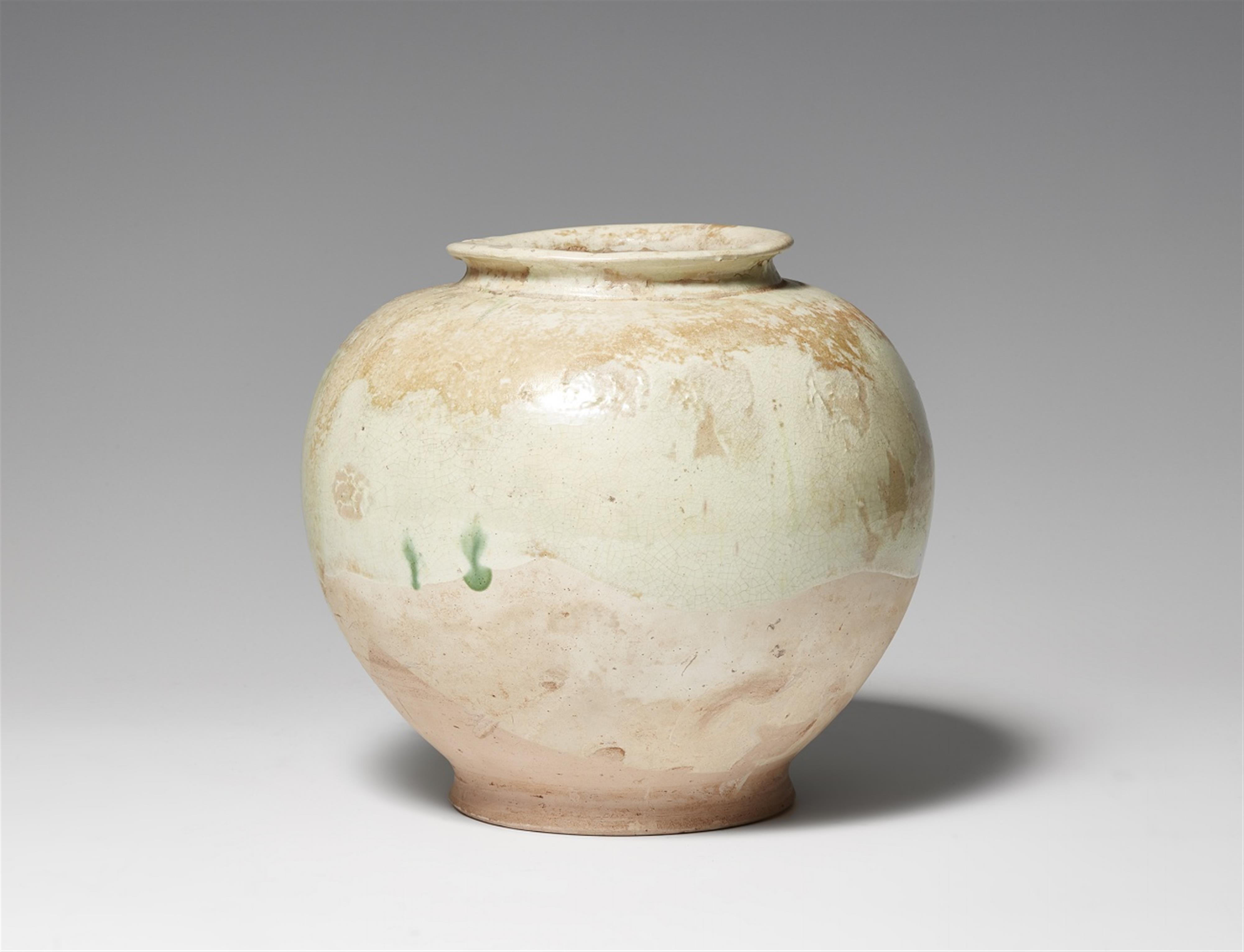 A light green-glazed pottery jar. Tang dynasty (618-907) - image-1