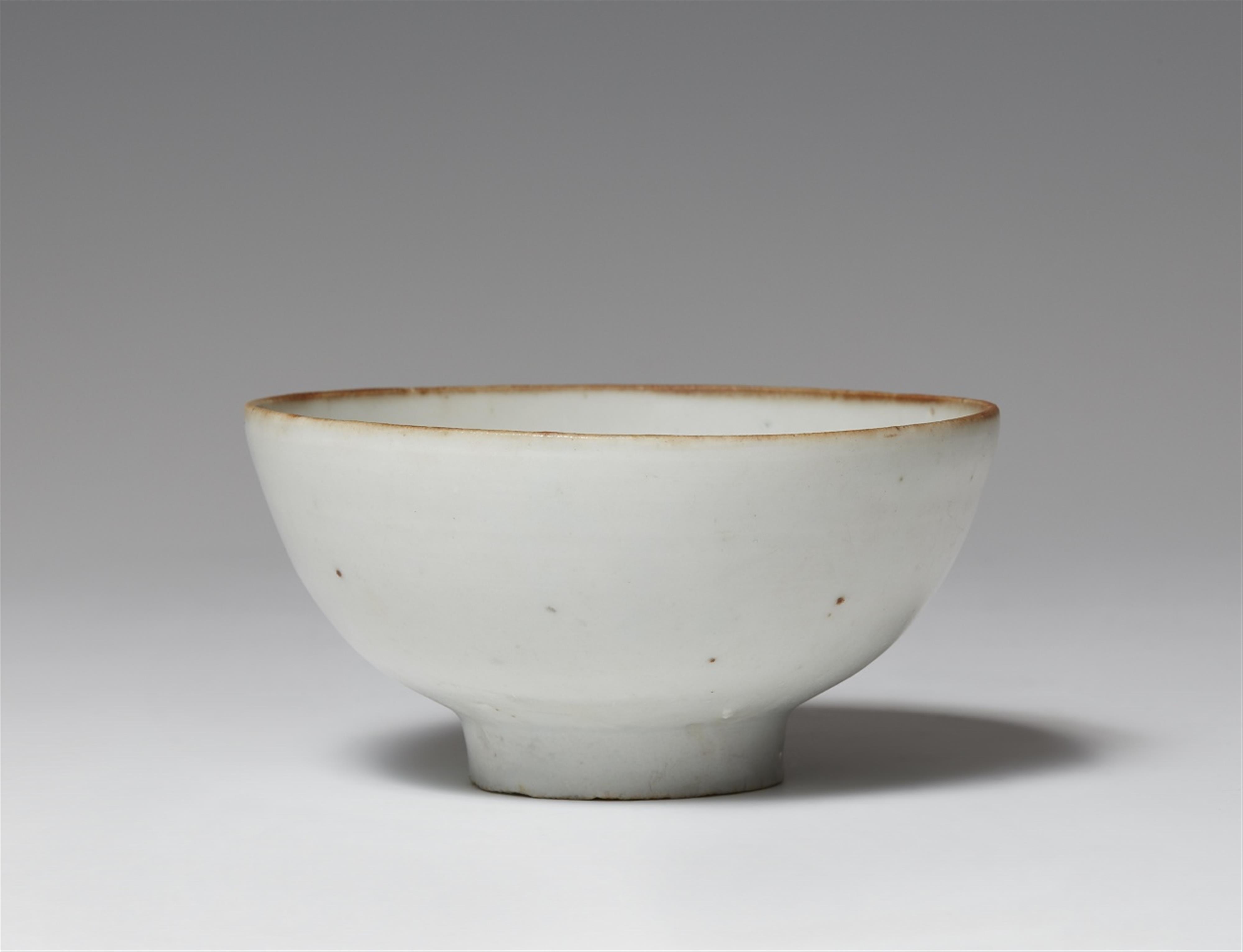 A greyish-white glazed bowl. 16th/17th century - image-1