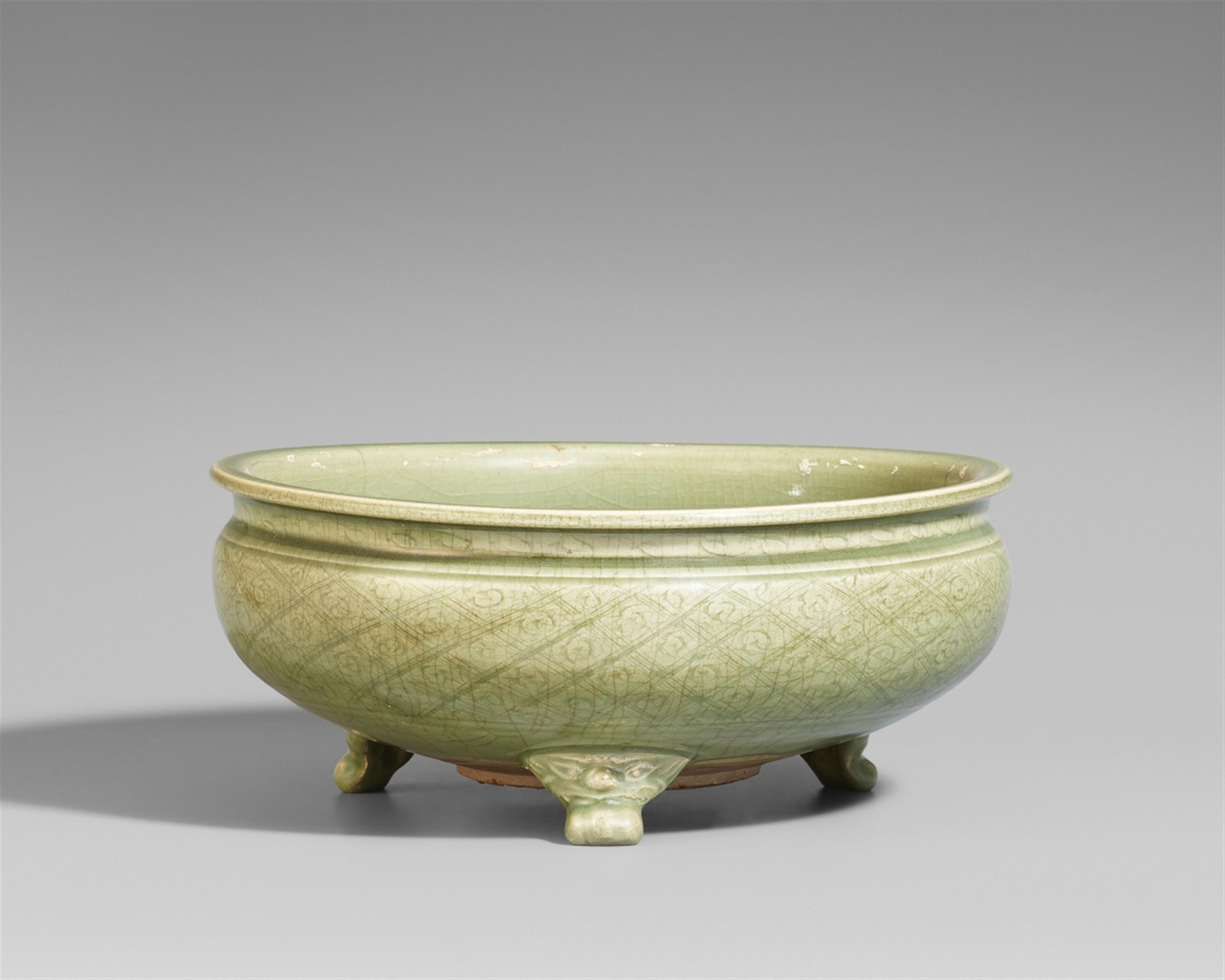 A Longquan celadon-glazed tripod censer. Ming dynasty (1368-1644) - image-1