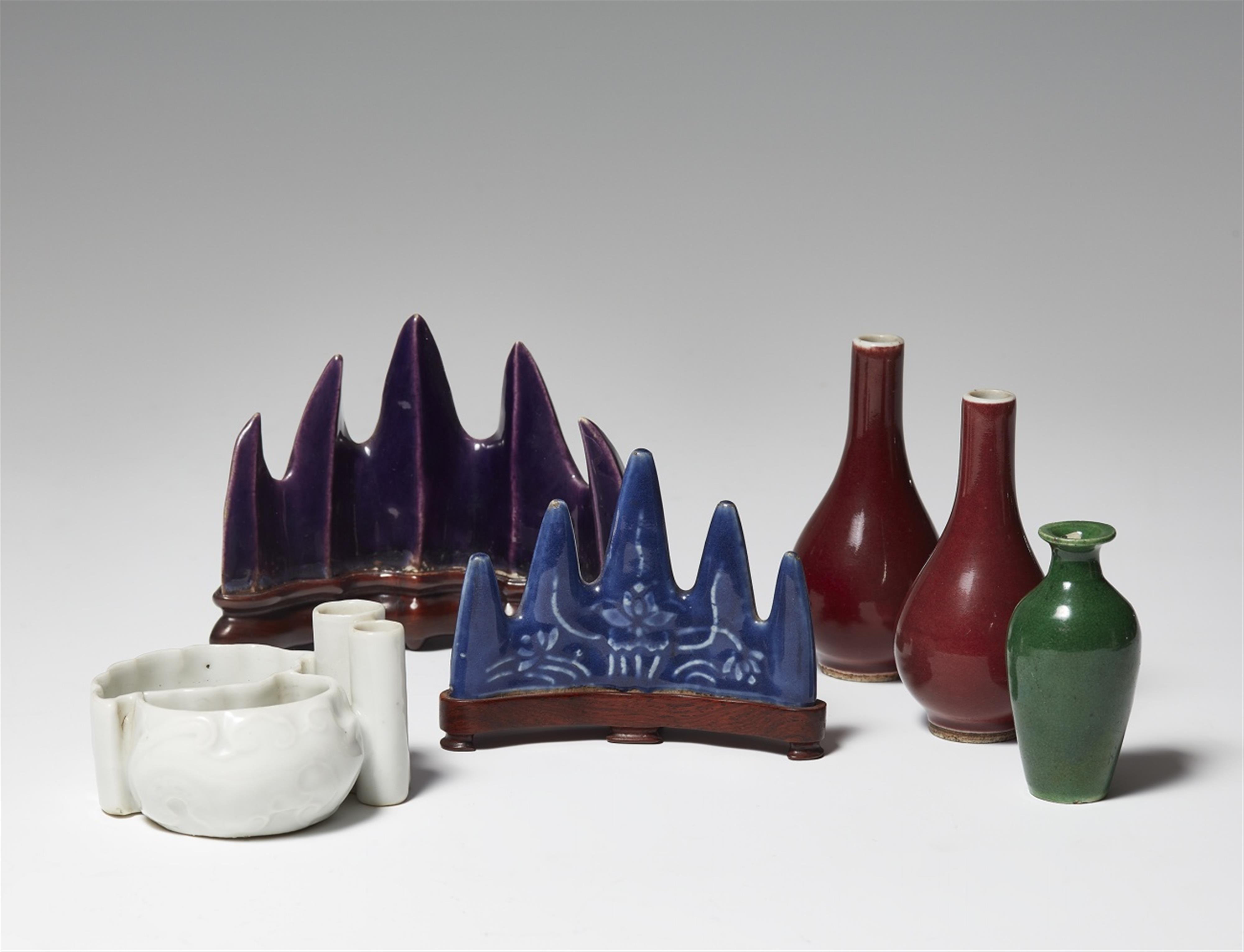 Two brush-rests, a monochrome-glazed brushwasher and miniature vases. Kangxi period (1662-1722) and later - image-1