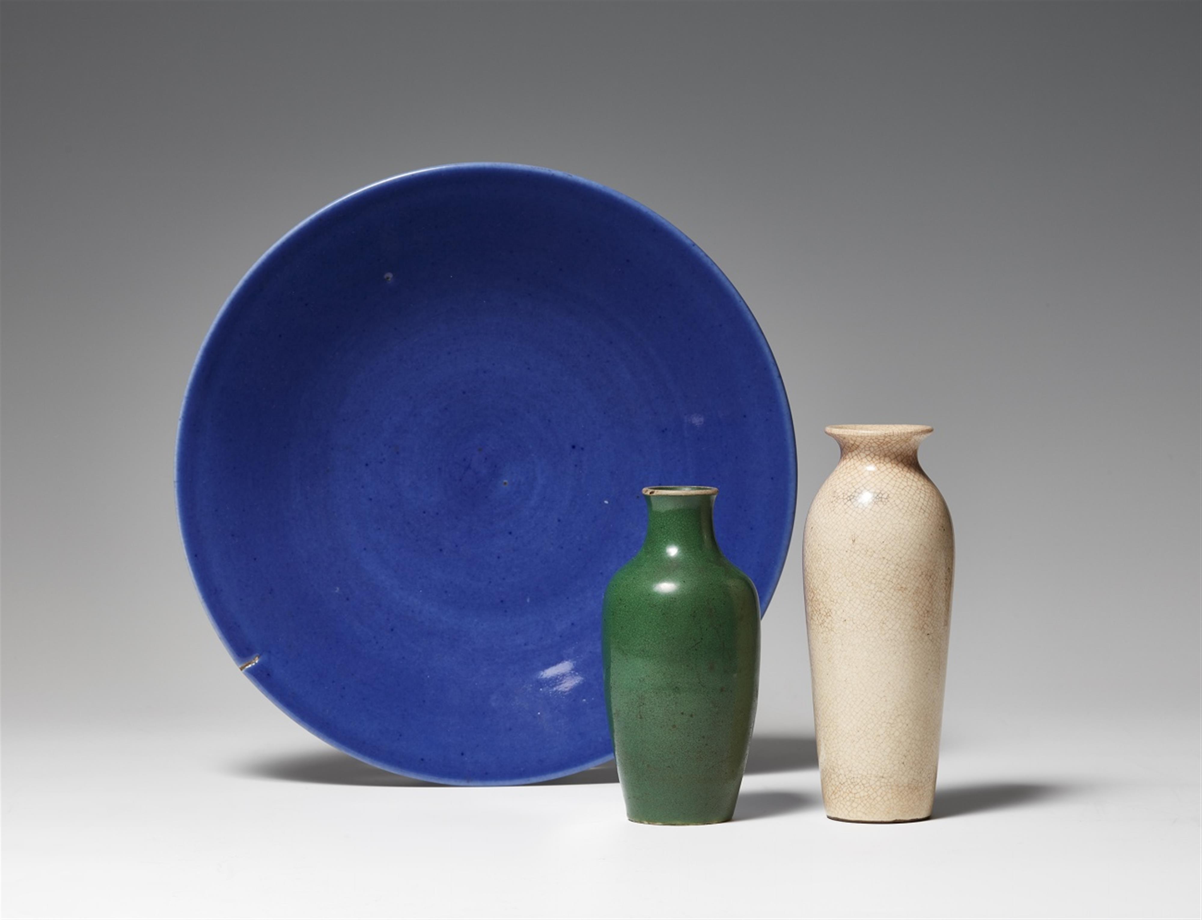 Teller mit blauer Glasur und zwei monochrom glasierte Vasen. 17. und 18./19. Jh. - image-1