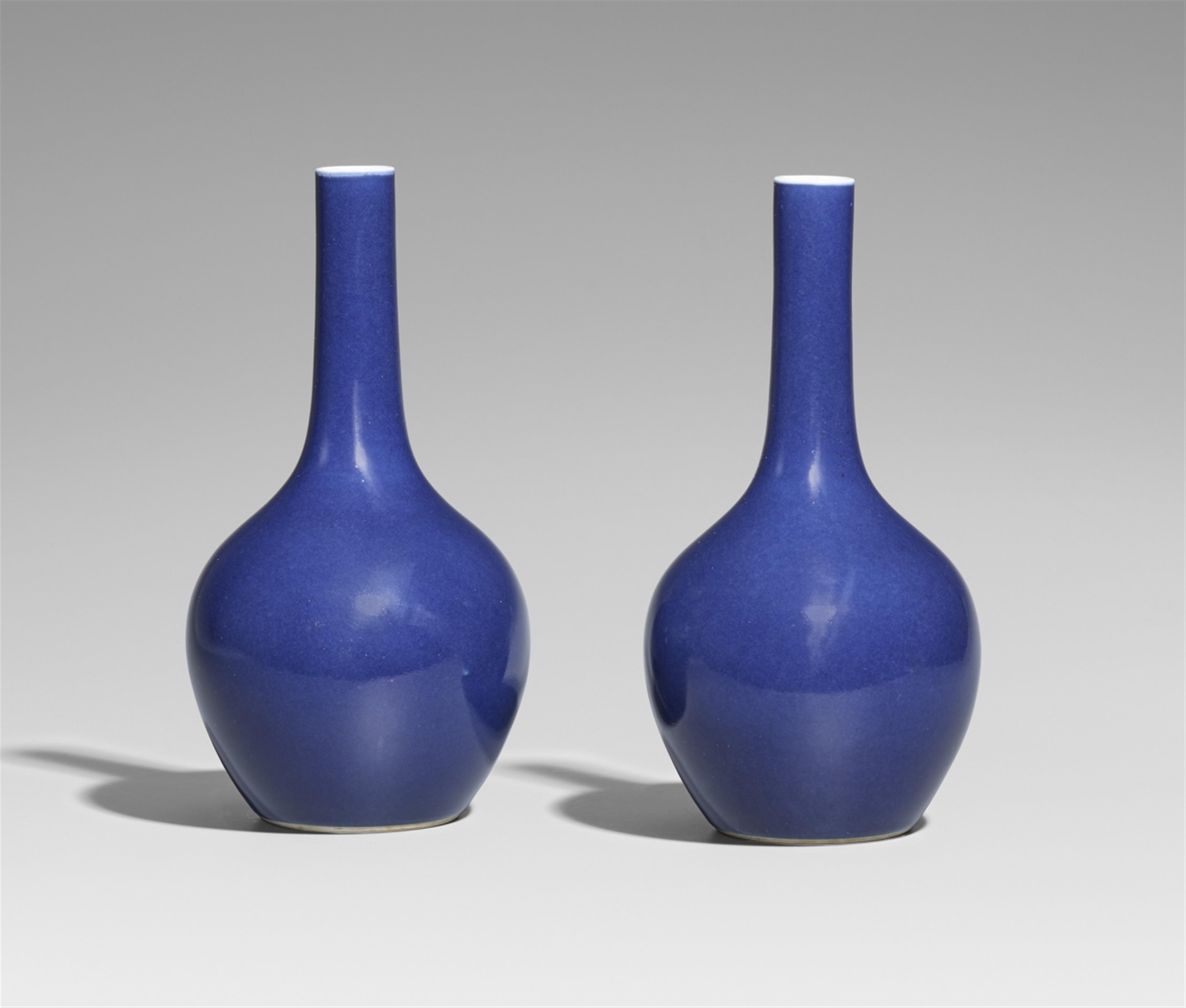 Paar blau glasierte Vasen. Qing-Zeit (1644-1911) - image-1