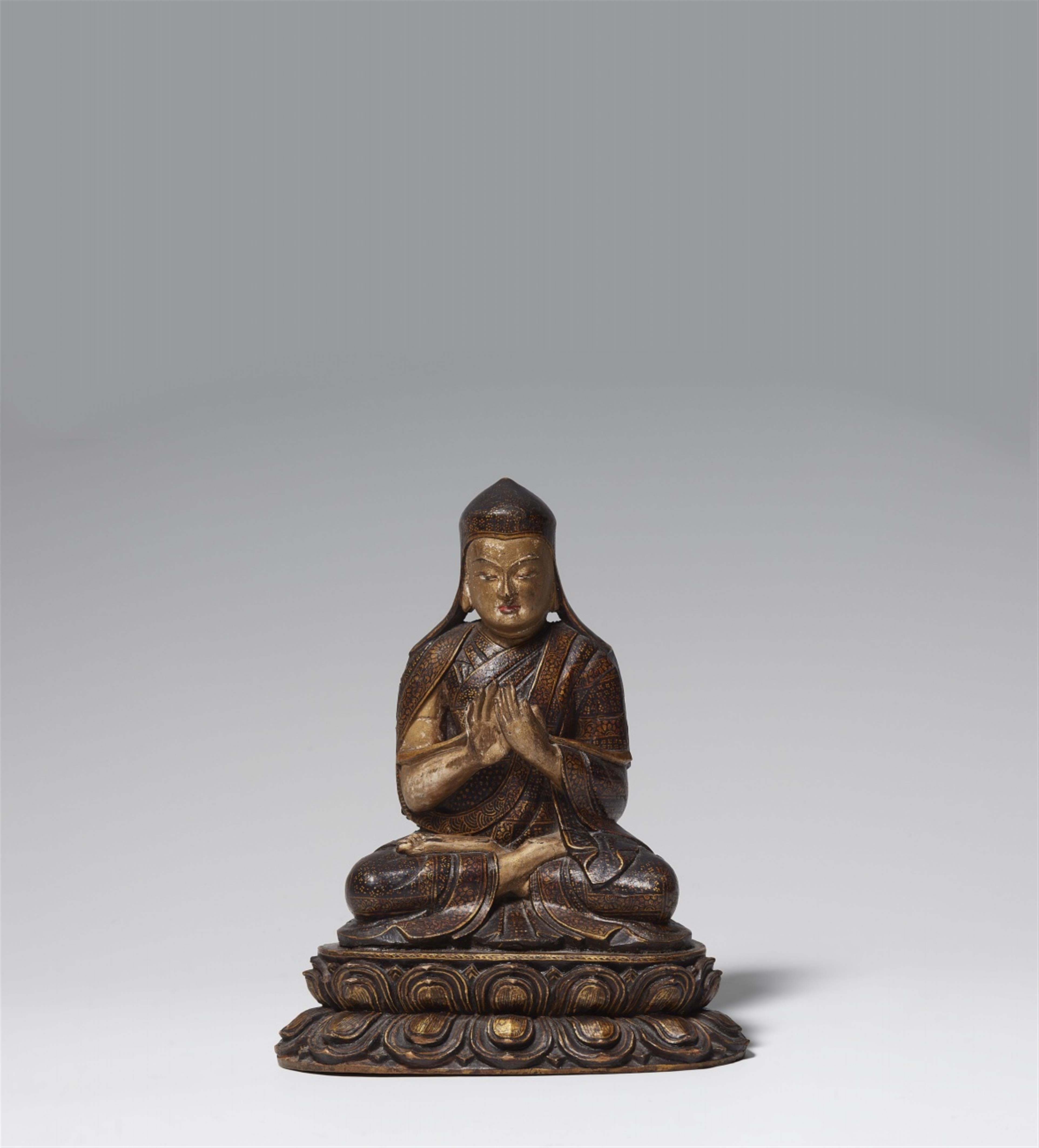 A Tibetan black lacquered and gilt wooden figure of a Sakya lama, probably Kunga Gyaltsen (1182-1251). 15th/16th century - image-1