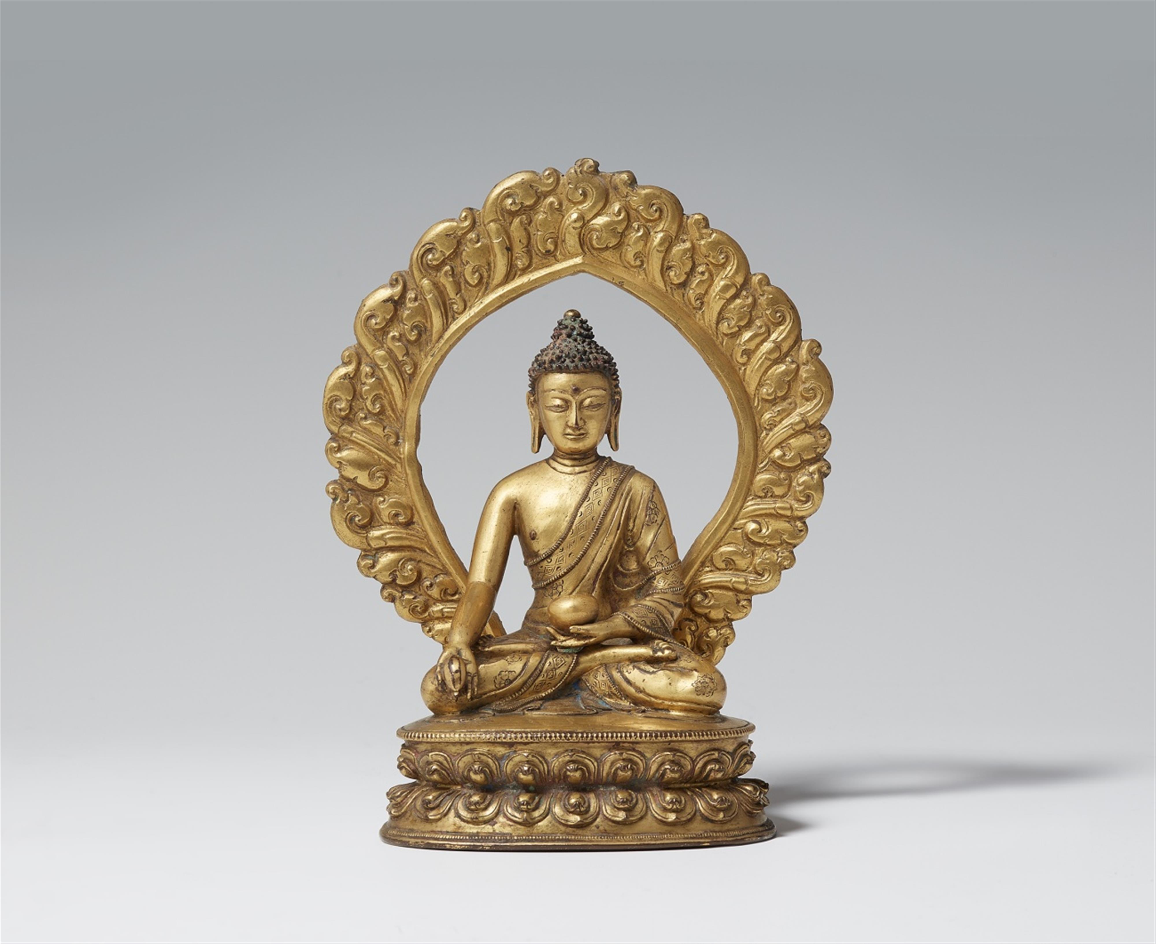 Bhaisajyaguru mit Flammenaureole. Feuervergoldete Bronze. Tibet. 17./18. Jh. - image-1