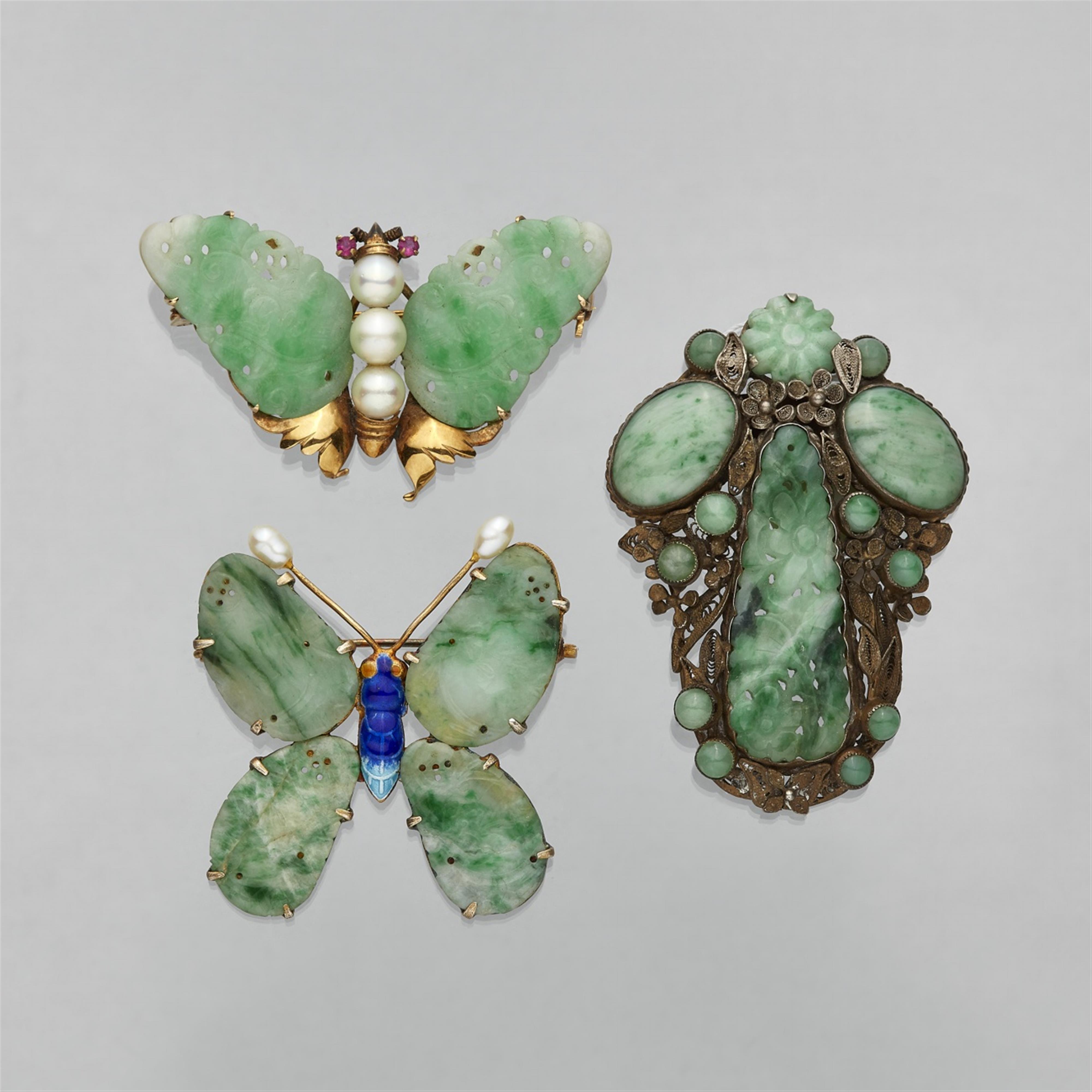 Three pieces of jewellery. Gold, silver and jadeite - image-1