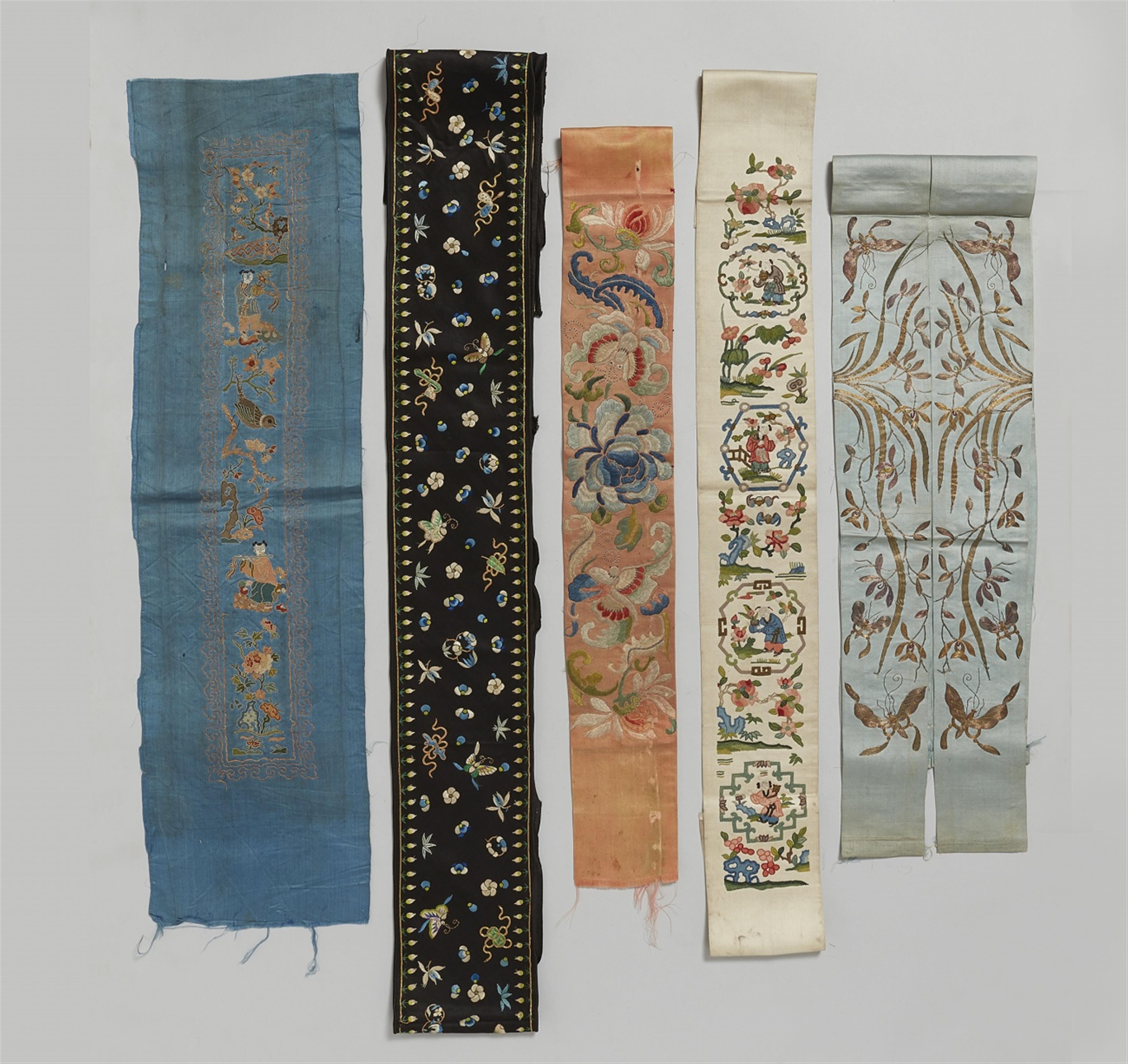 A group of twenty-one sleeve borders. 19th century - image-1