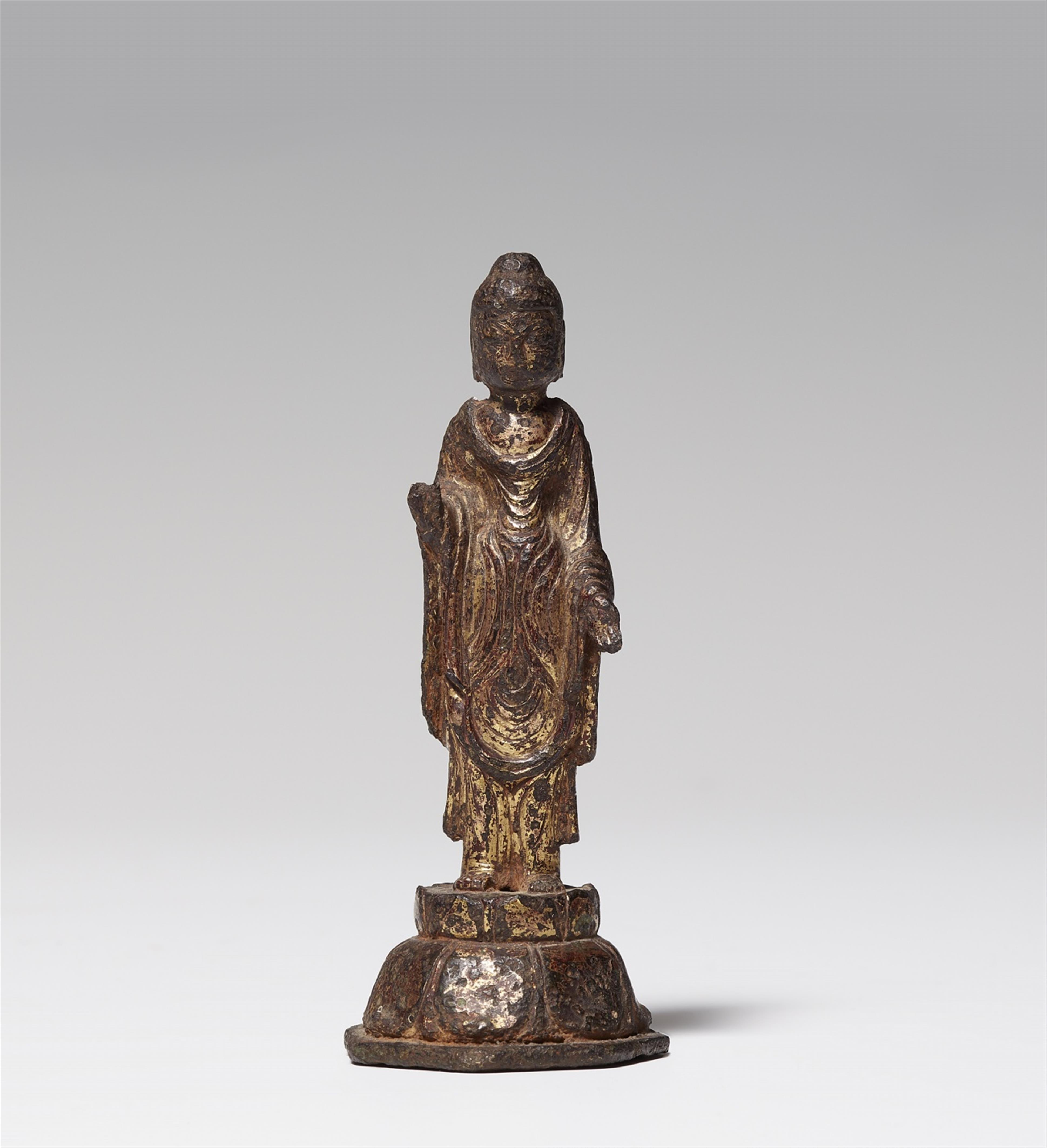 A small gilt bronze figure of Buddha Amitabha. Early Tang dynasty - image-1