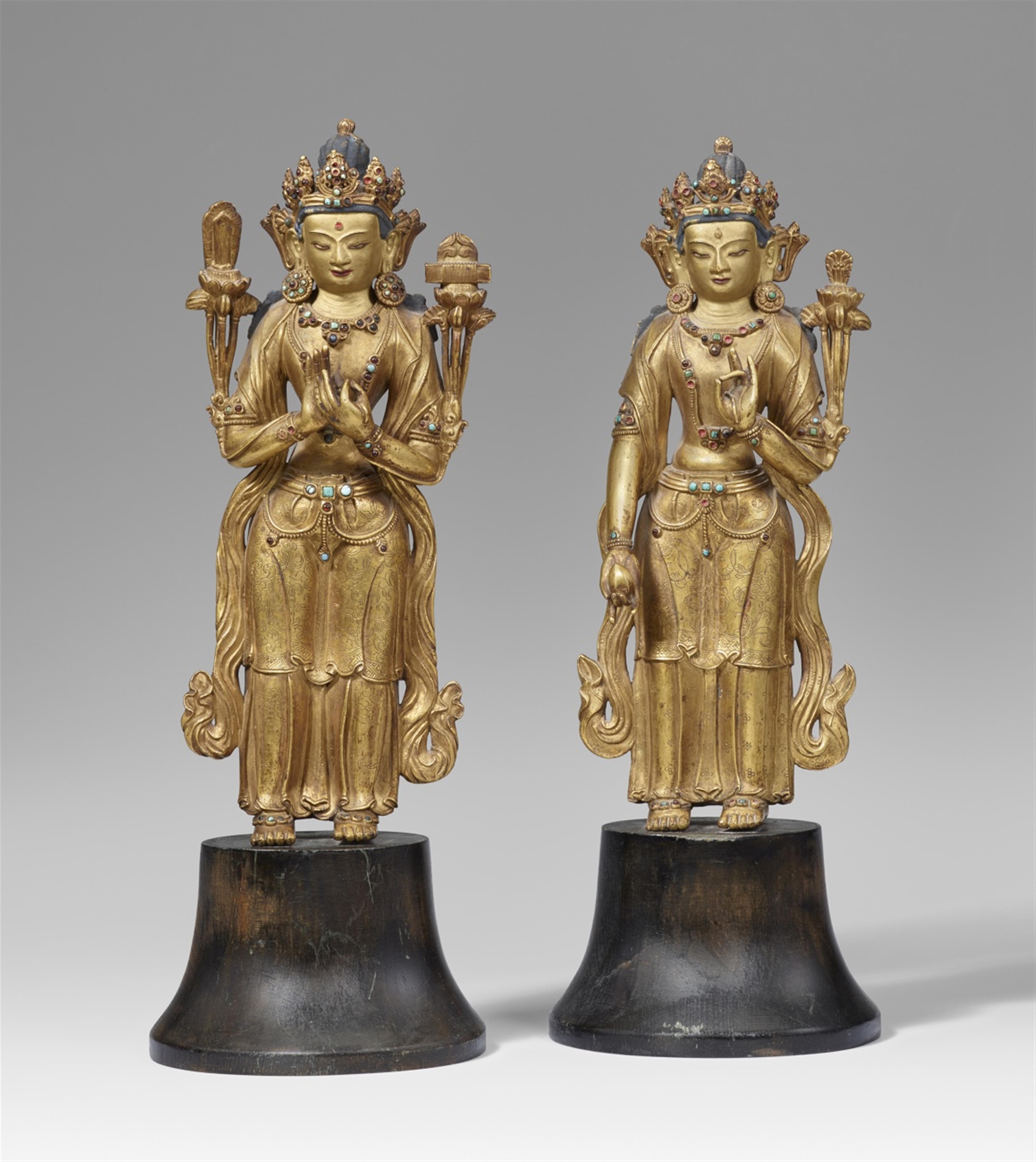 Zwei prächtige Figuren des Manjushri und des Bhaisajyaguru. Feuervergoldete Bronze. Tibet. 18./19. Jh. - image-1