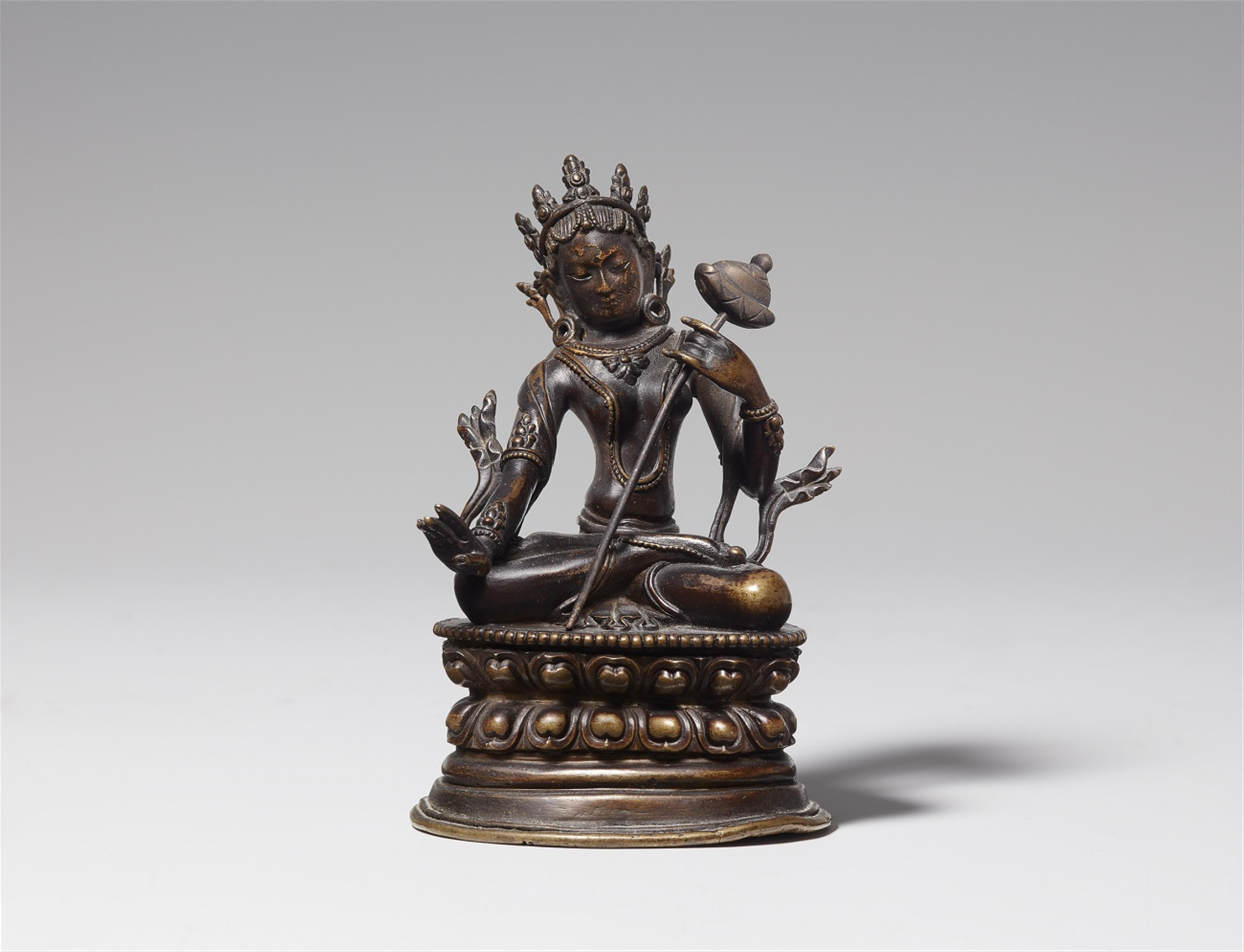 A Tibetan bronze figure of Sitatapatra. Pala revival style, 18th/19th century - image-1