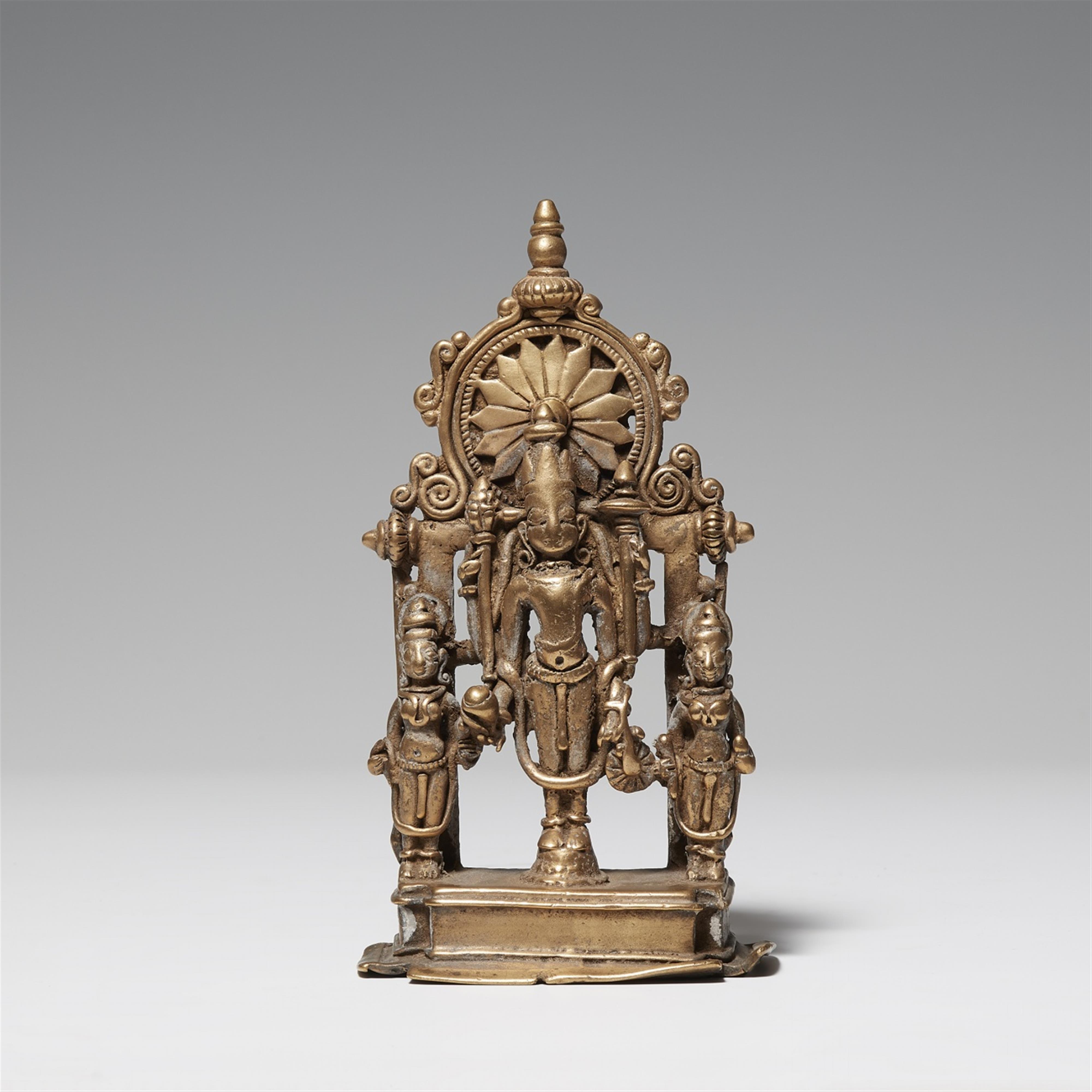 A probably Himachal Pradesh copper alloy altar of a four-armed Vishnu. In the style of the 12th century - image-1