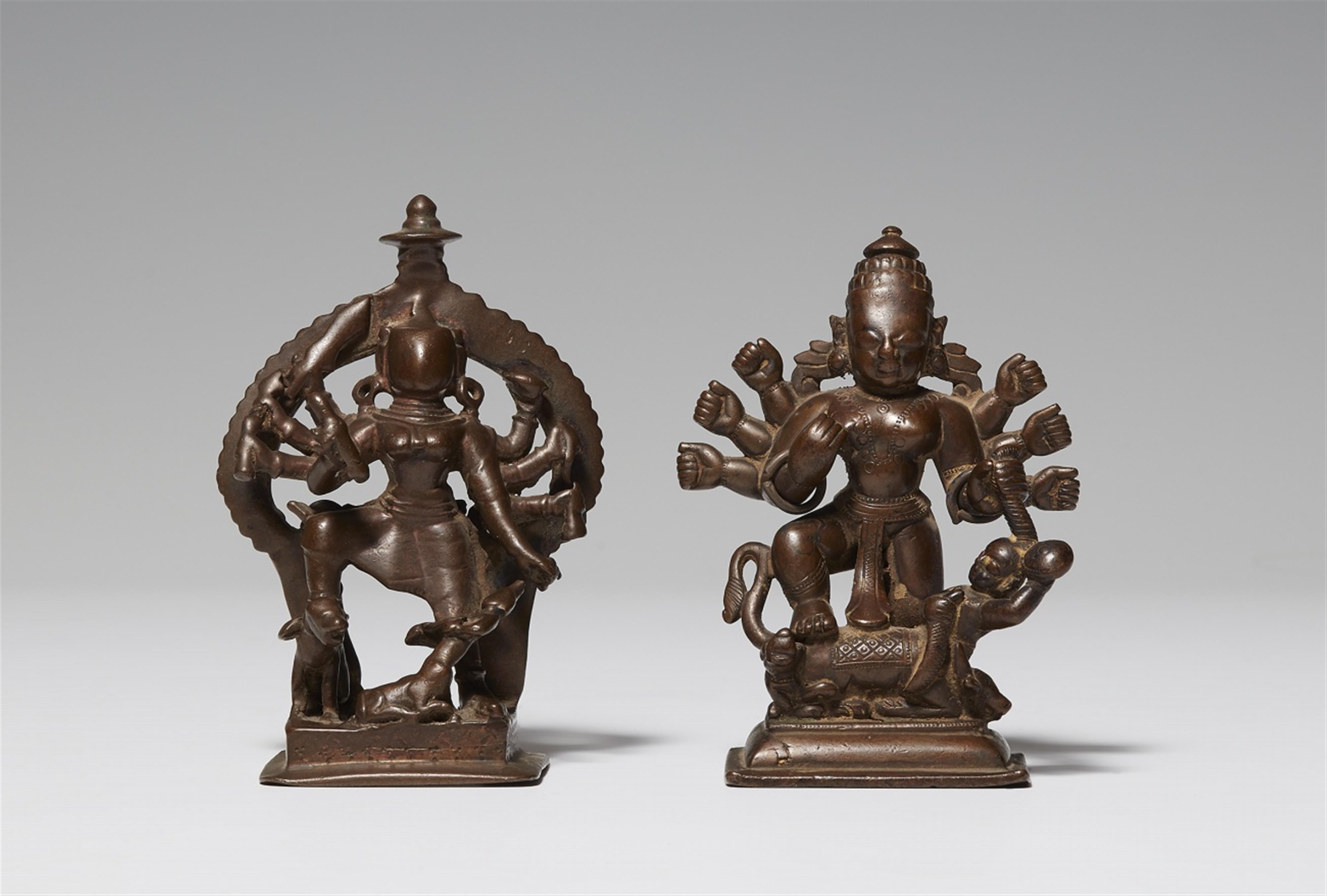 Zwei Figuren der achtarmigen Durga. Bronze. Zentralindien. 16./19. Jh. - image-1