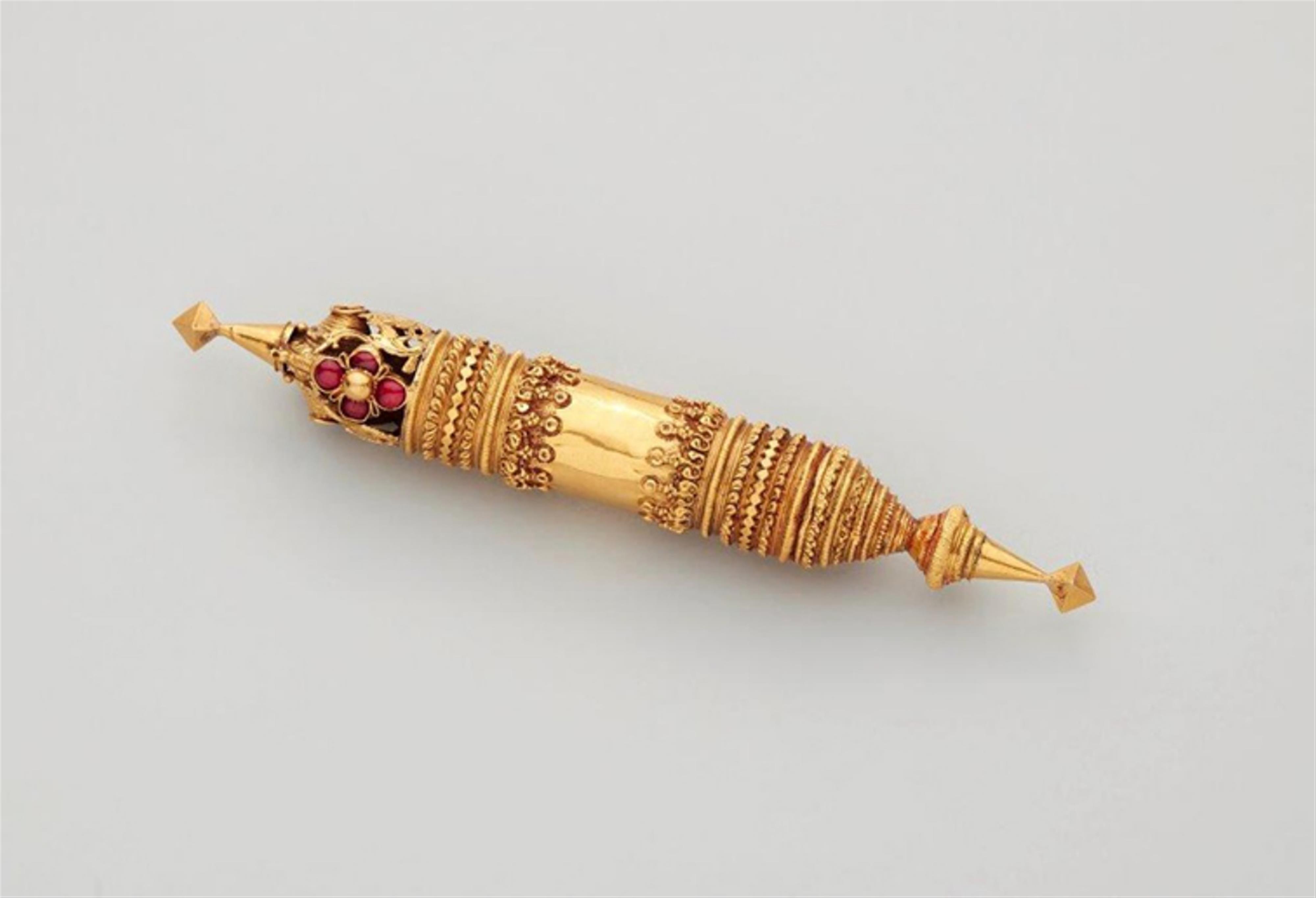 A gold pendant (thali) of a tratitional Nattukottai Chettiar caste marriage necklace (kazhuththu uru). Sothern India - image-1