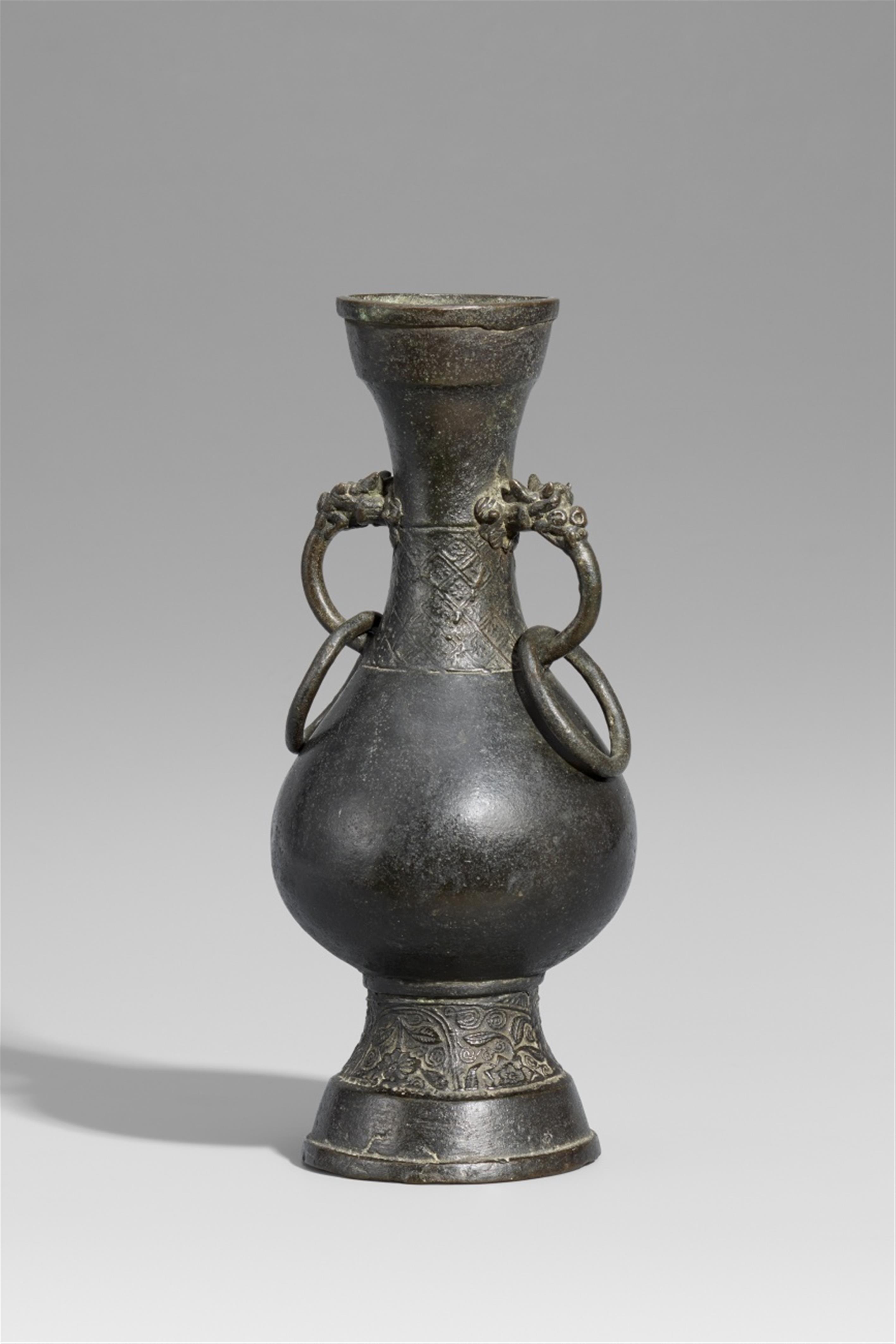 A pear-shaped bronze vase. Yuan dynasty - image-1