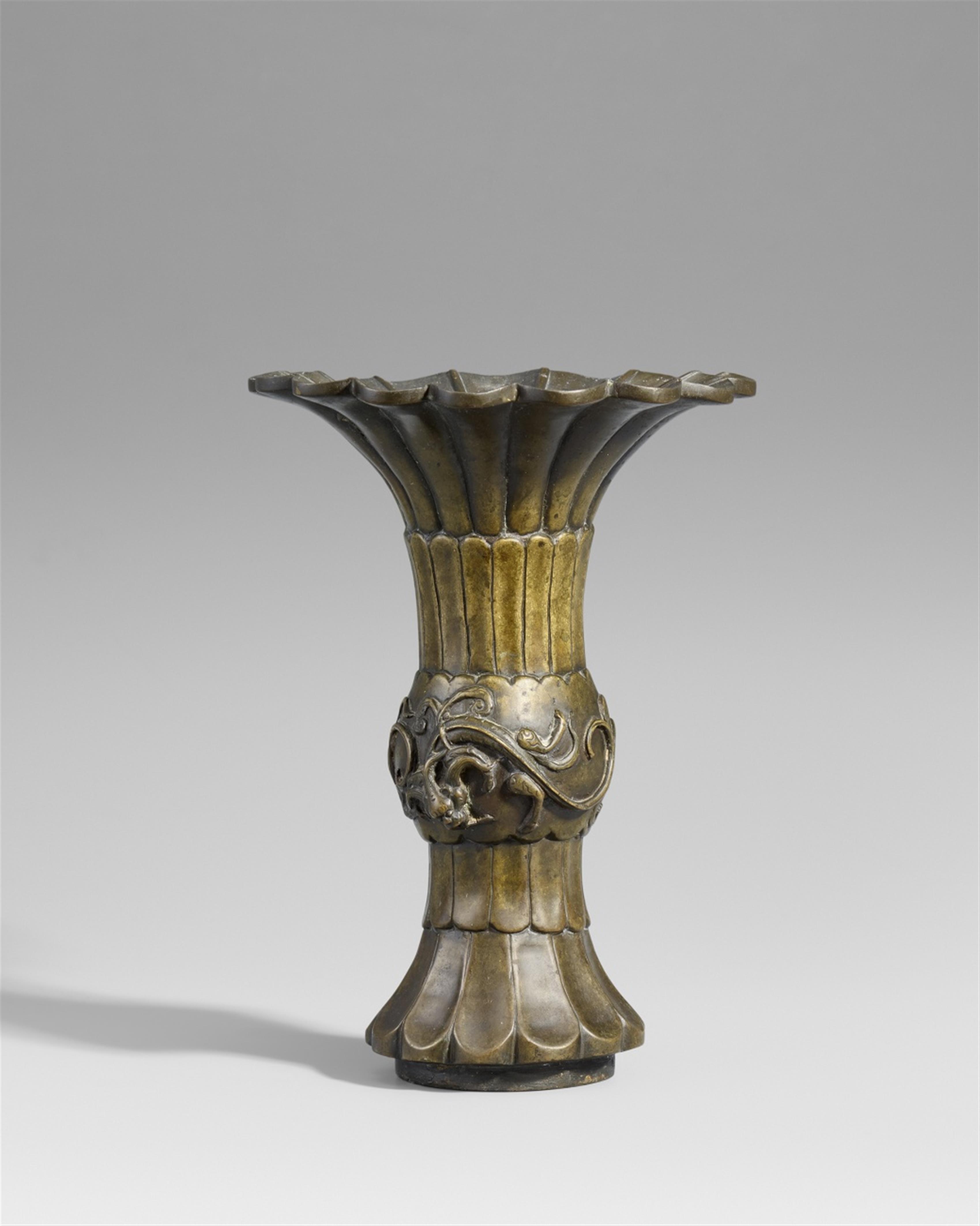 Vase in Blütenkelchform. Bronze. Frühe Qing-Zeit - image-1