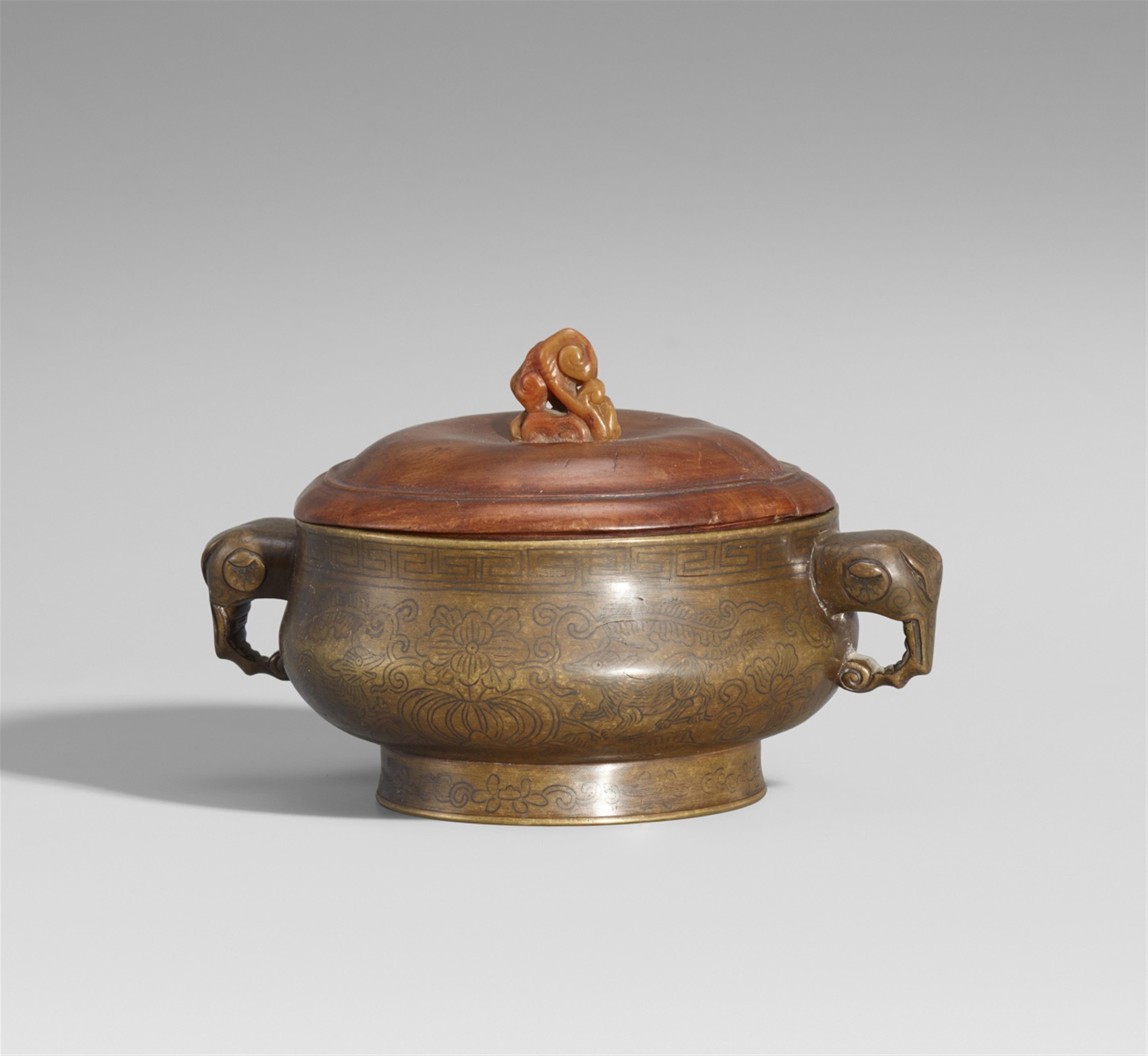 A yellowish bronze incense burner. Ming dynasty, 16th/17th century - image-1