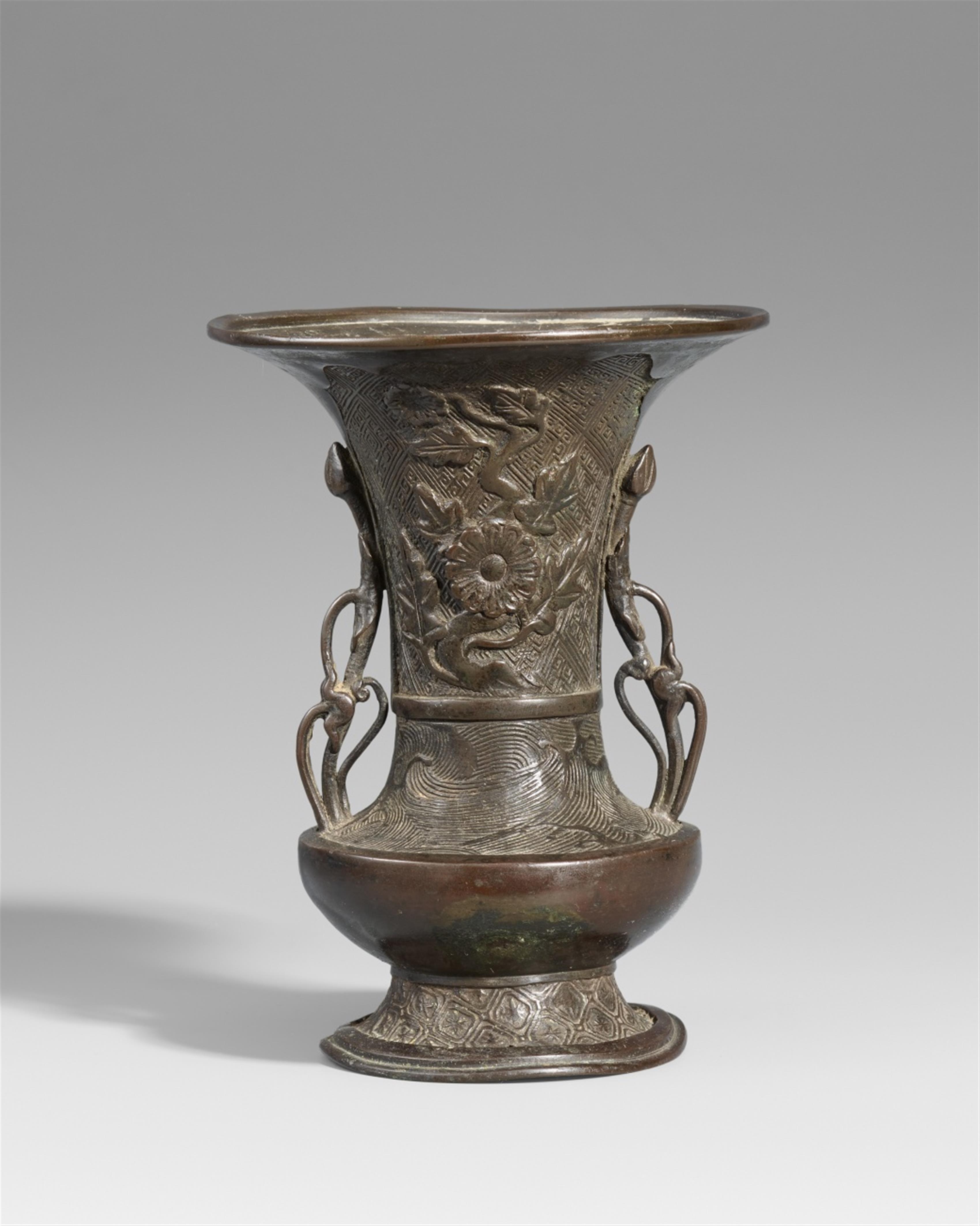 A bronze vase. 17th/18th century - image-1