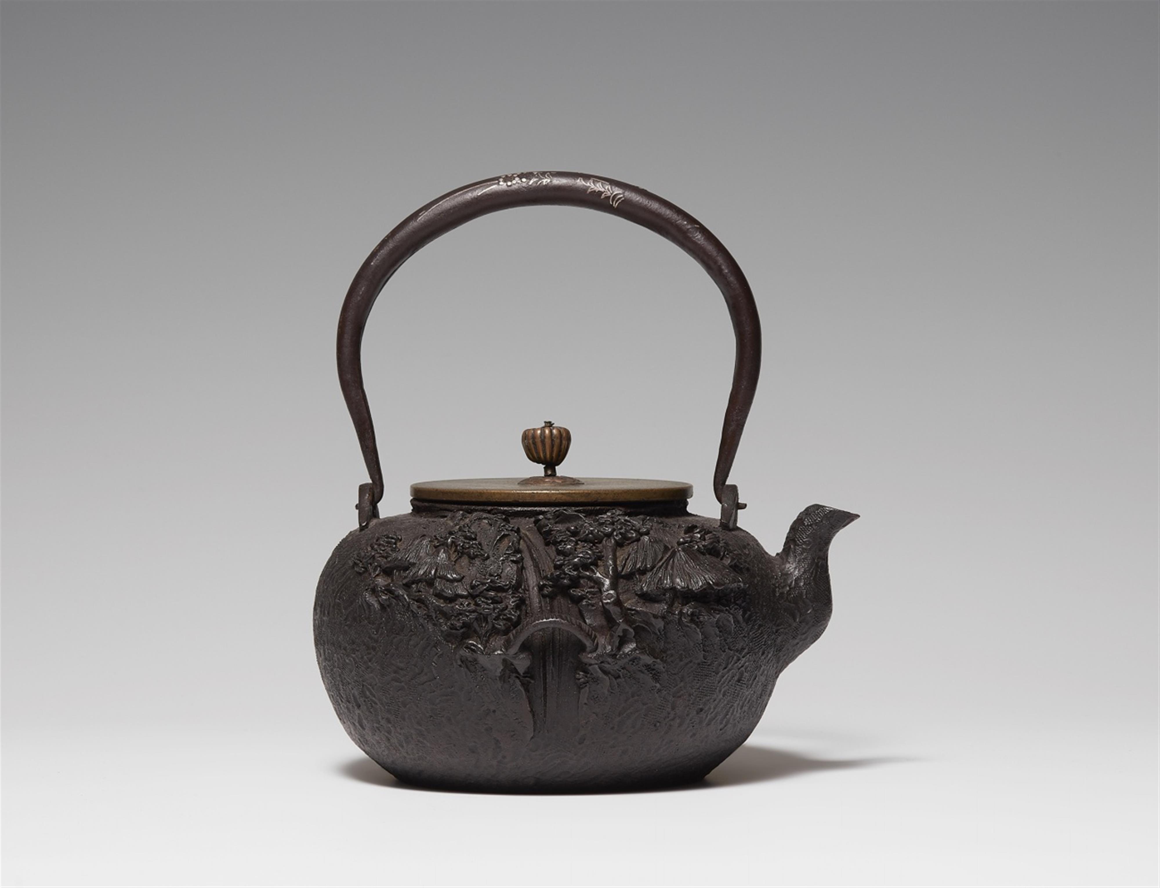 An iron water kettle (tetsubin). Early 20th century - image-1