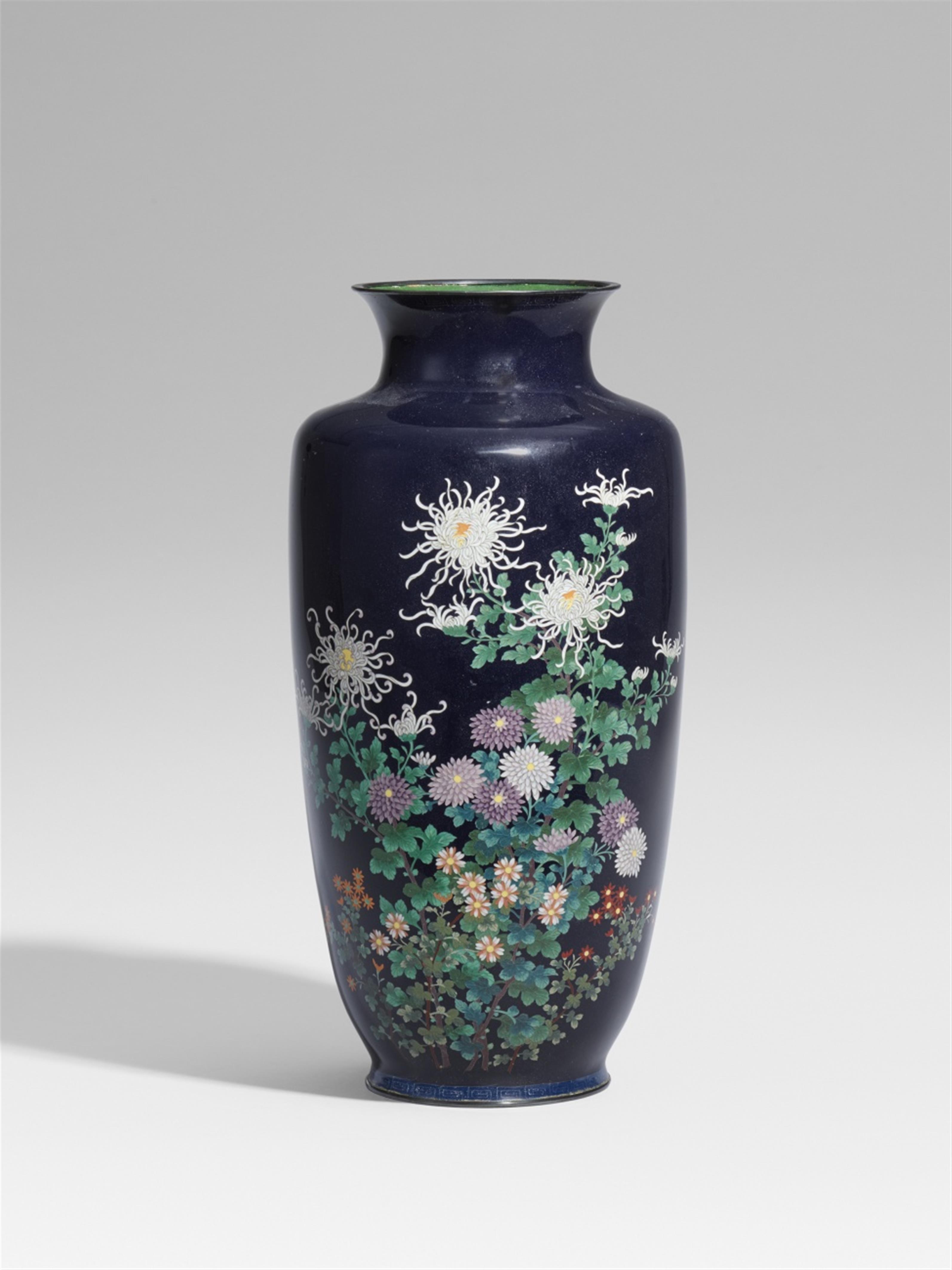 A large cloisonné enamel vase. Late 19th century - image-1