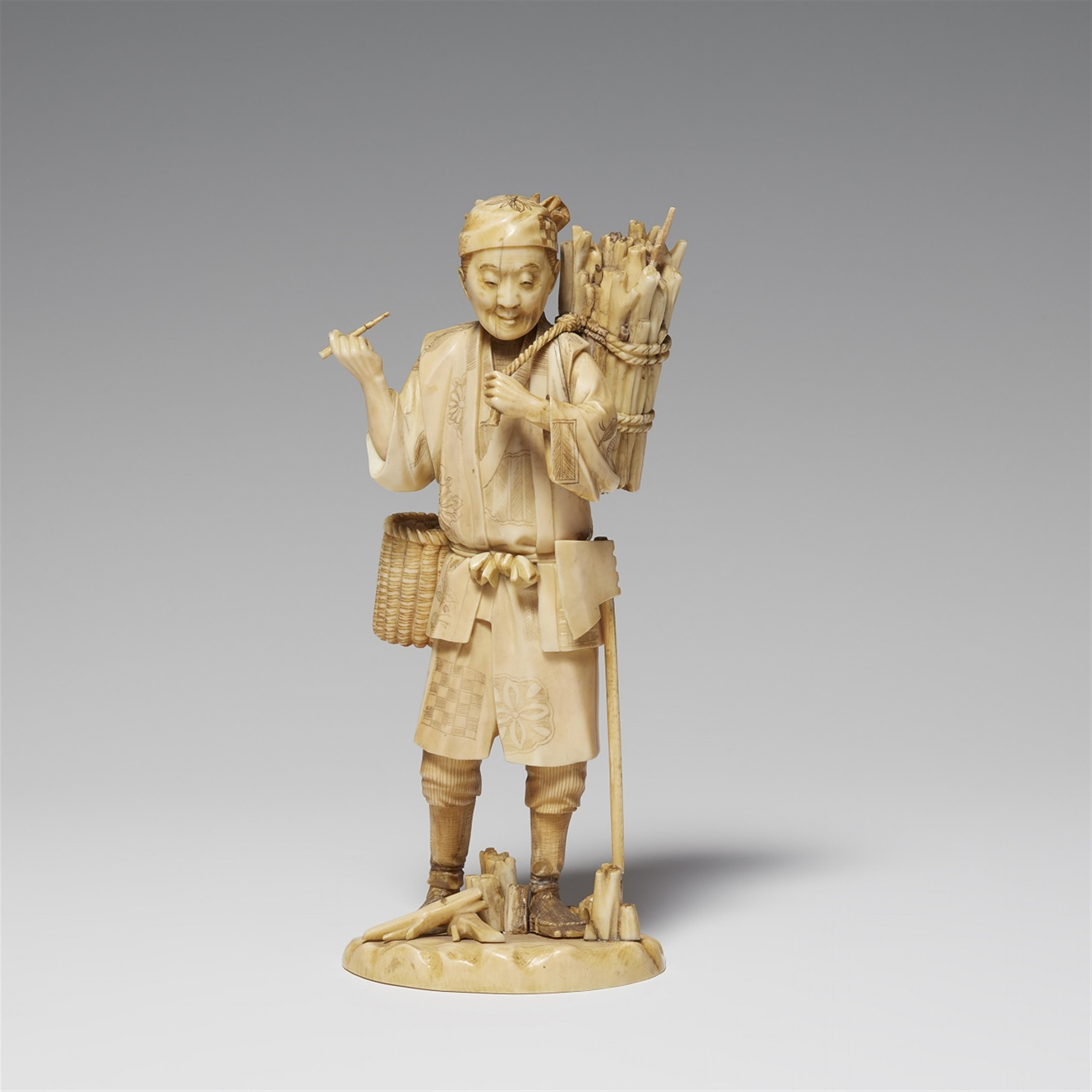 An ivory okimono of a brushwood gatherer. Late 19th century - image-1