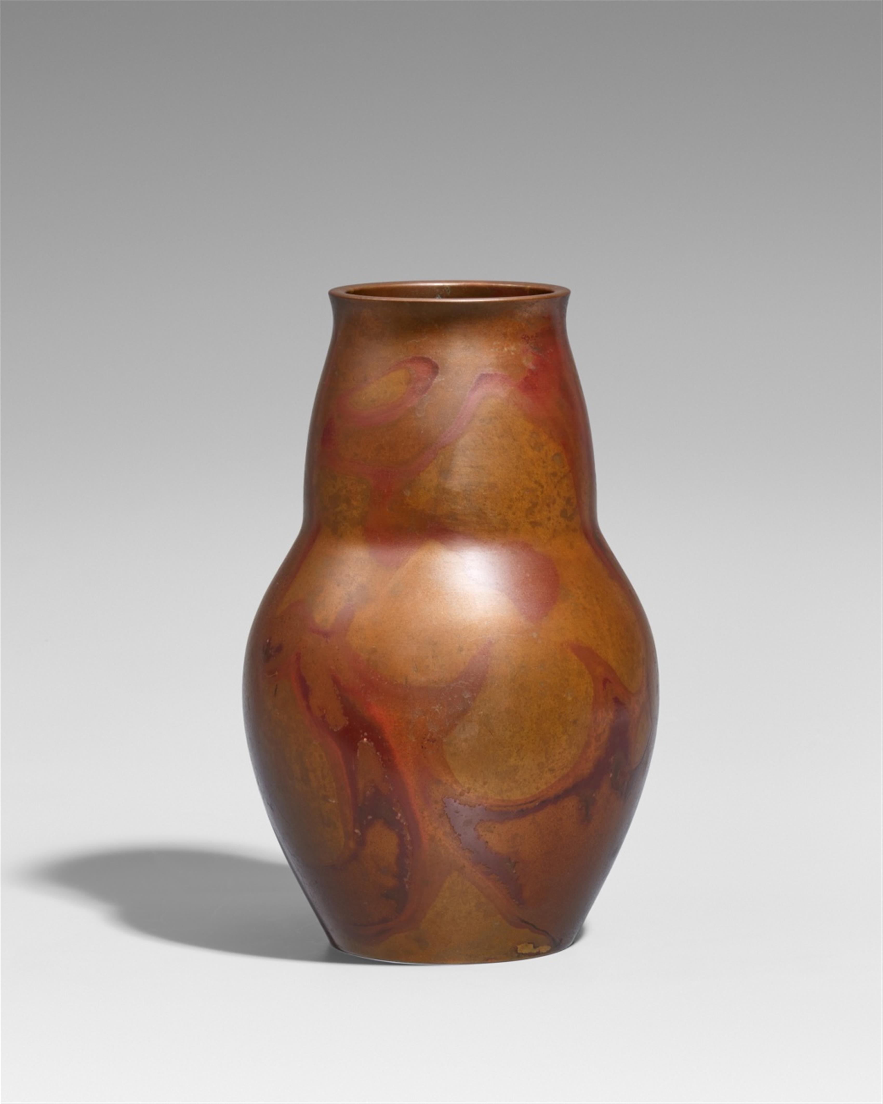 A bronze vase by Hôun. Second half 20th century - image-1