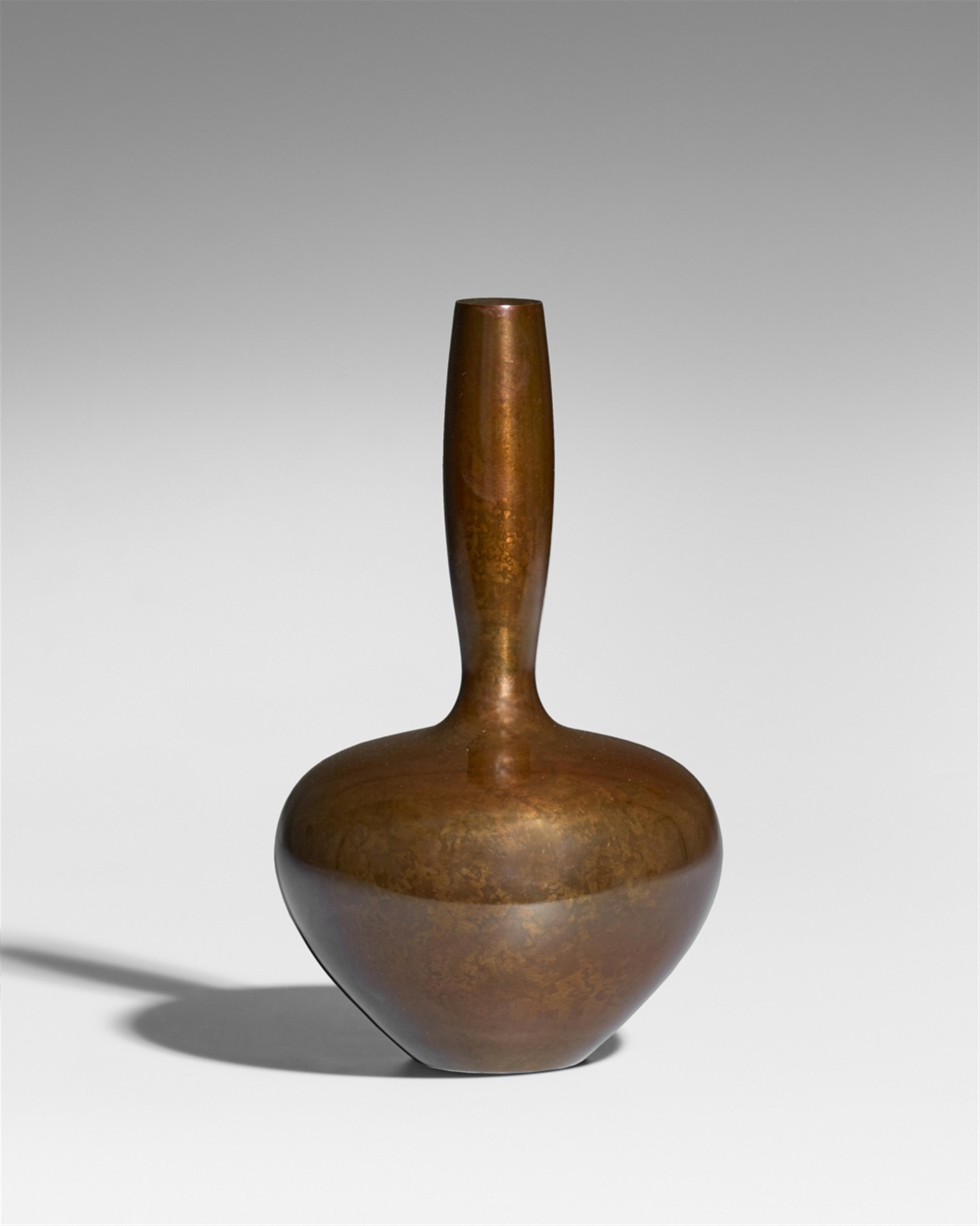 A bronze vase by Tsuda Eiju (1915-2000). Late 20th century - image-1