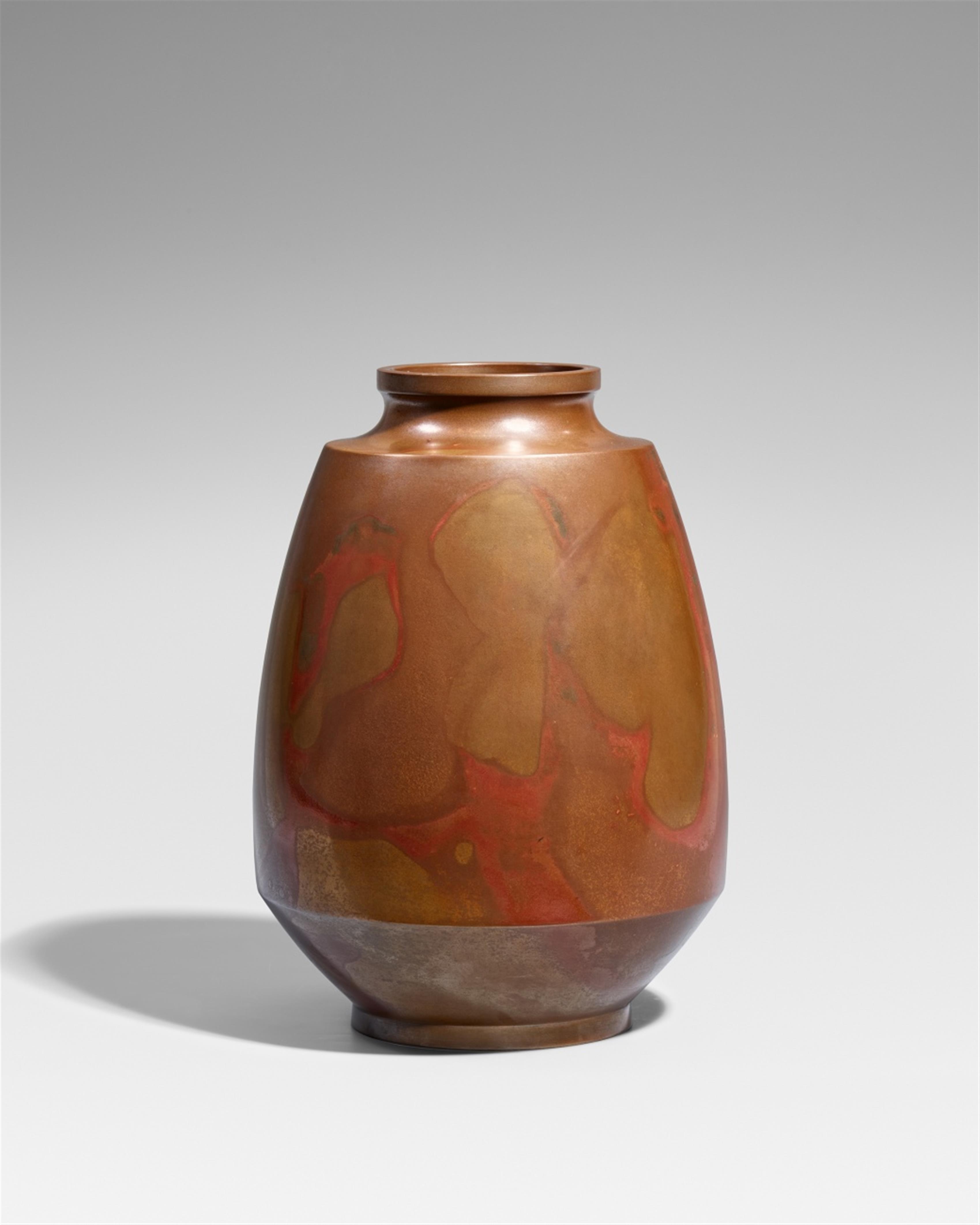 A large bronze vase by Hannya Kankei (born 1933). Late 20th centuy - image-1