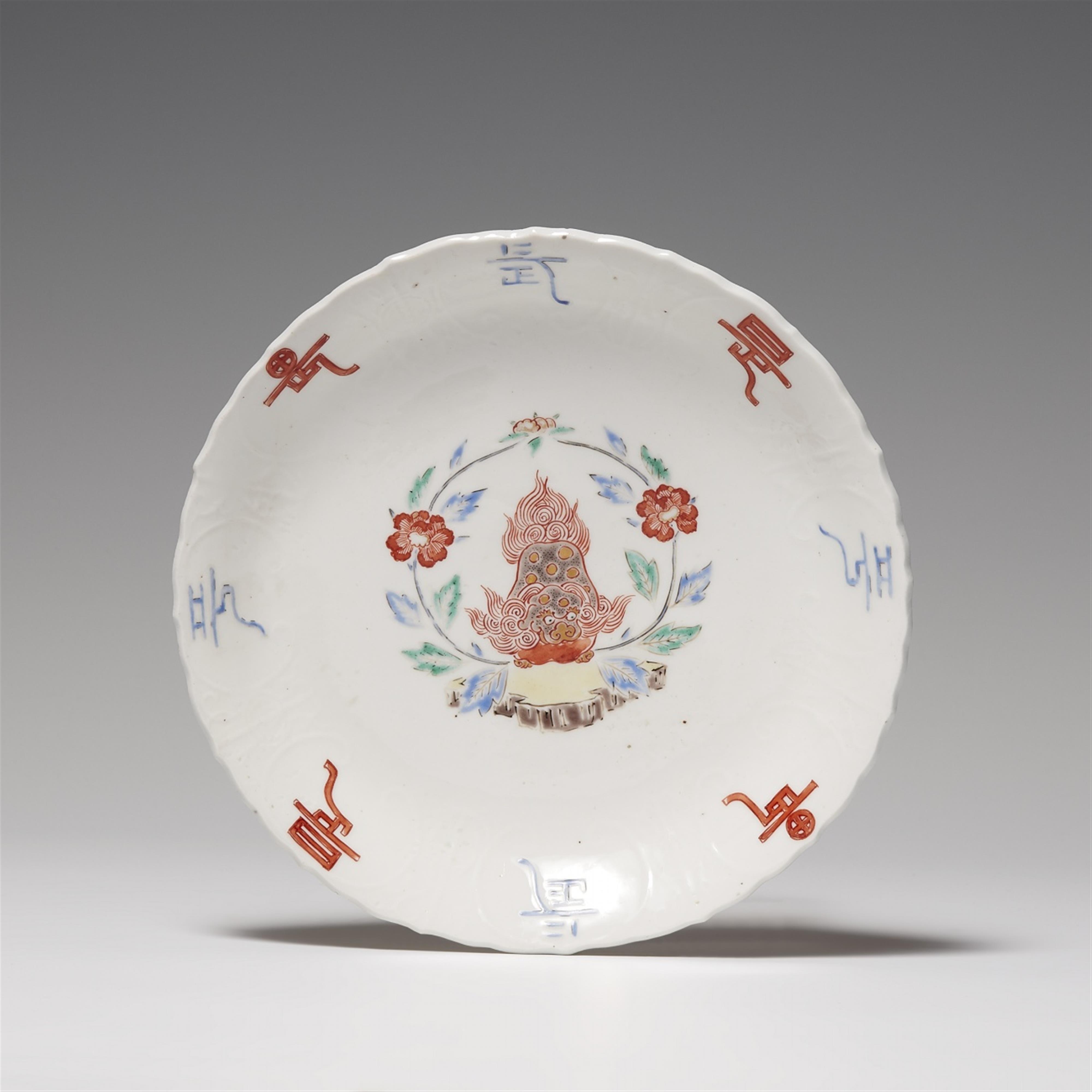 A dish in Kakiemon style. Arita. 18th century - image-1