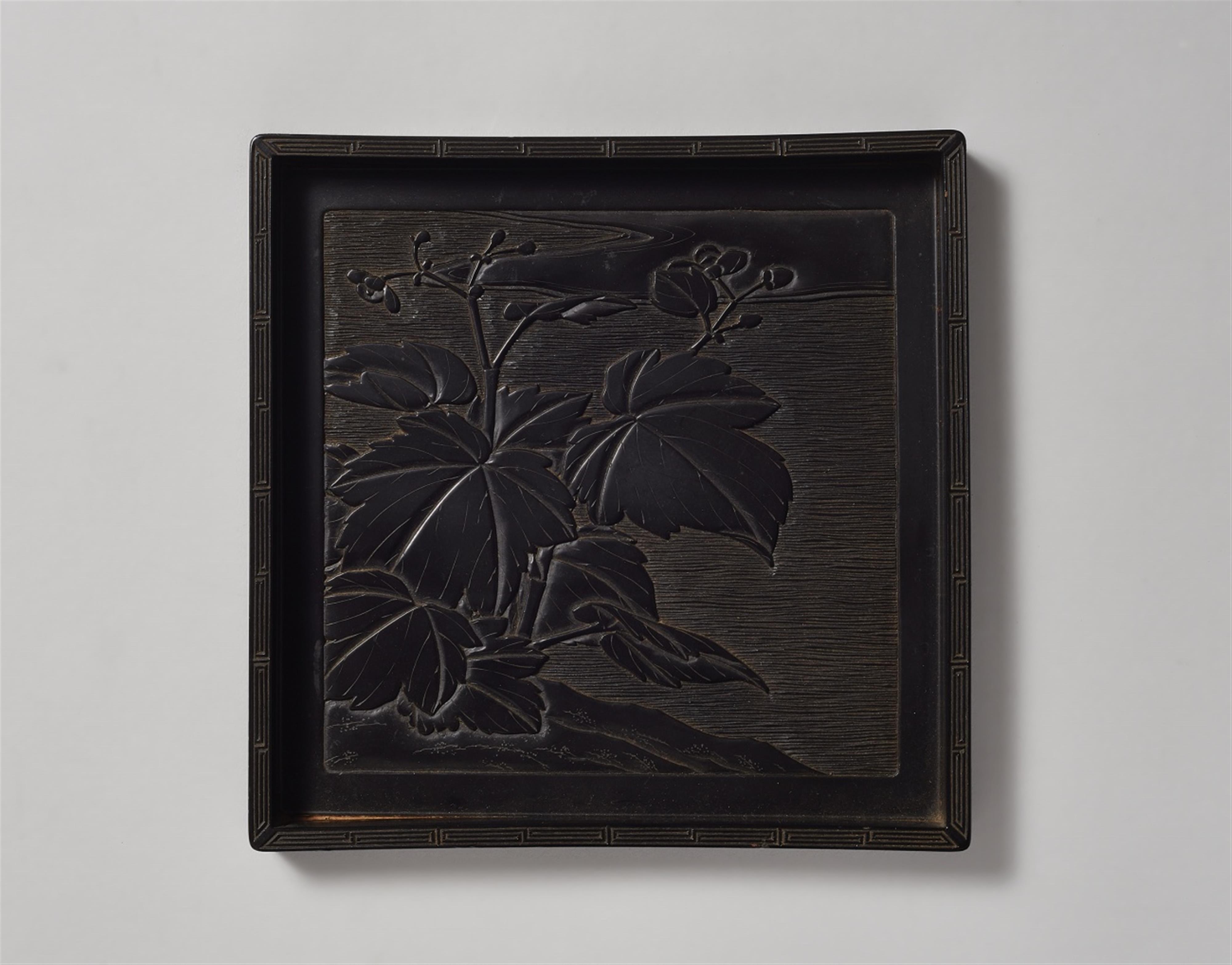 A black lacquer Kamakura-bori tray. 20th century - image-1