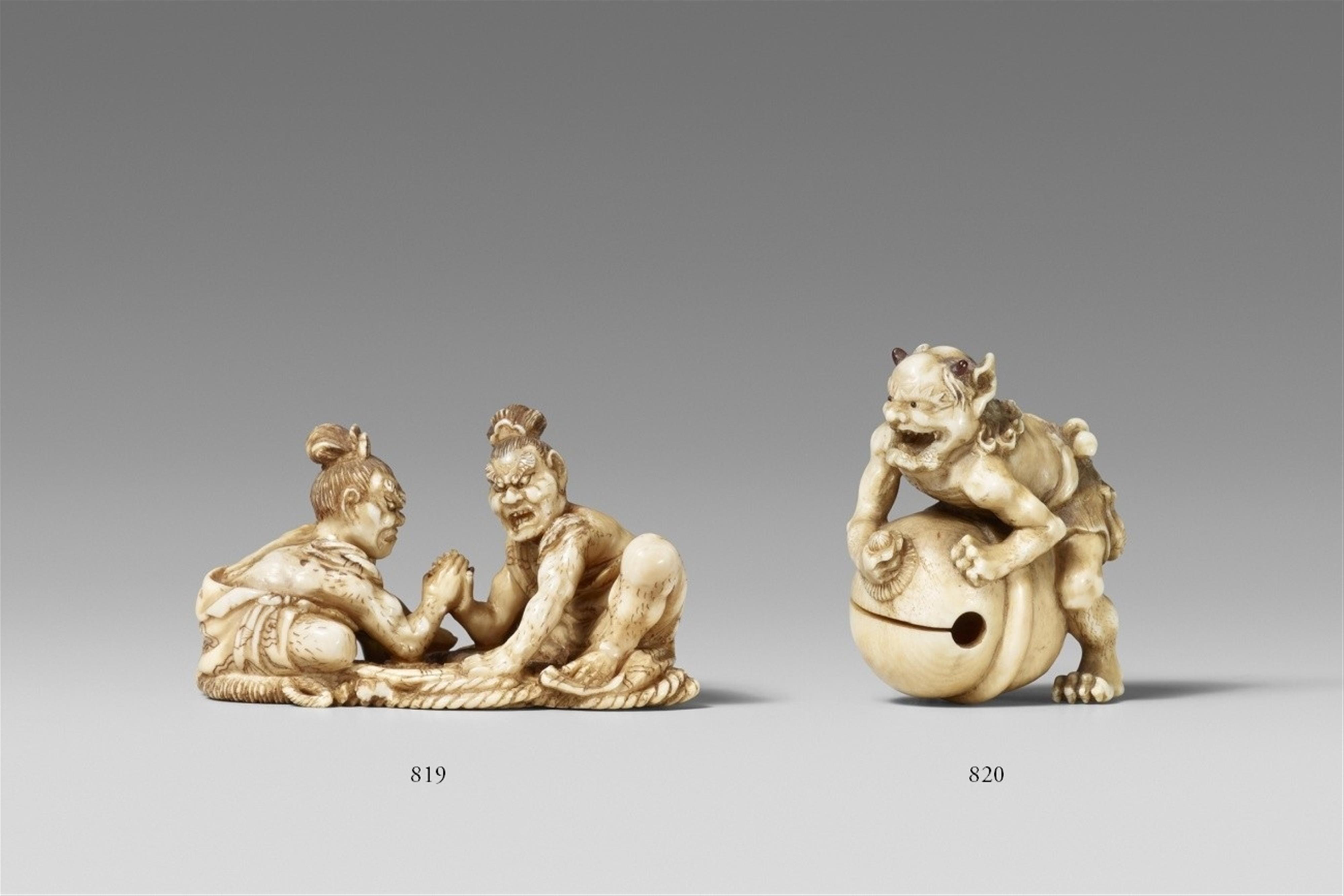 An ivory netsuke of two Niô. Late 19th century - image-1