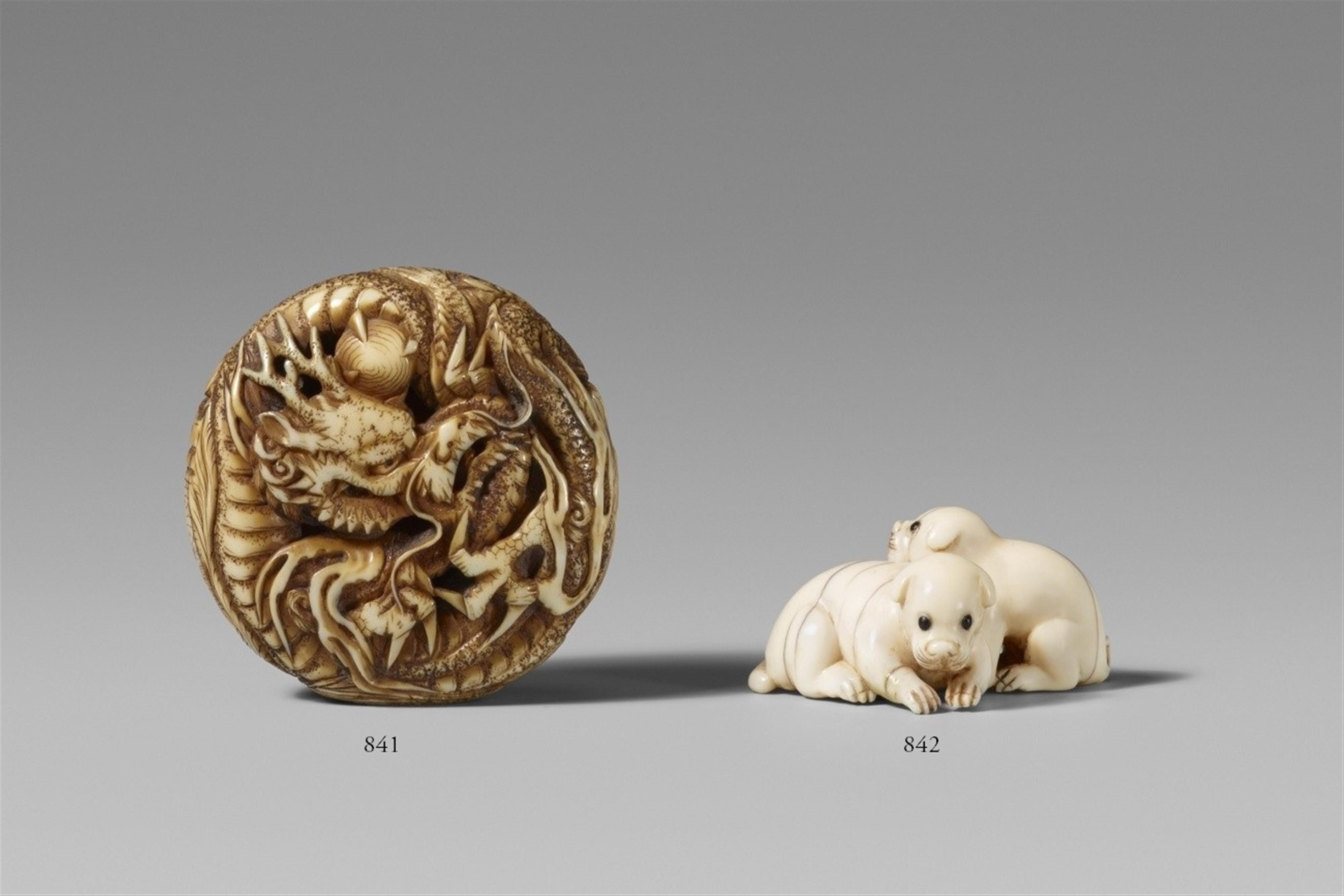 An ivory netsuke of two puppies. First half 19th century - image-1