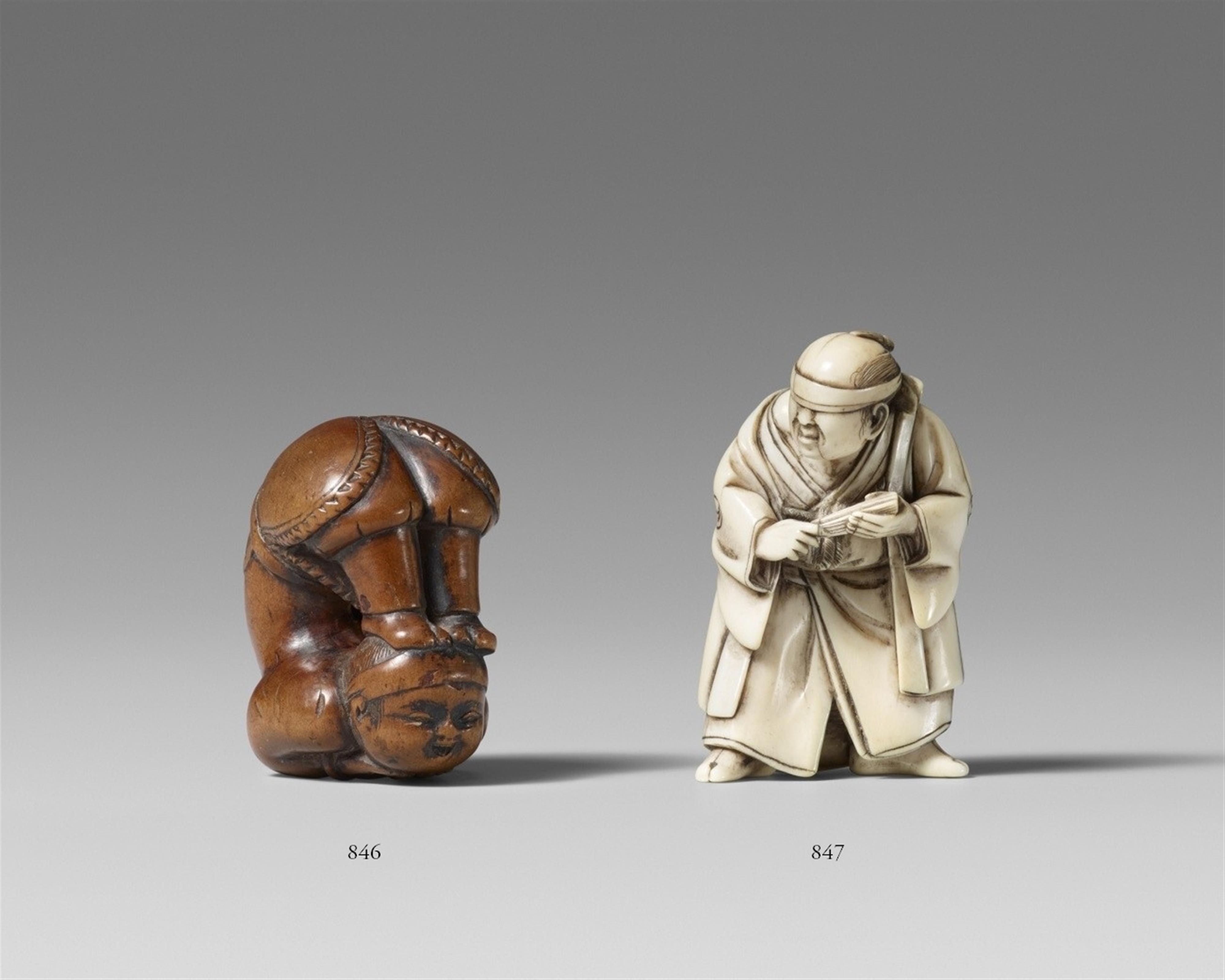 A boxwood netsuke of a child acrobat. First half 19th century - image-1