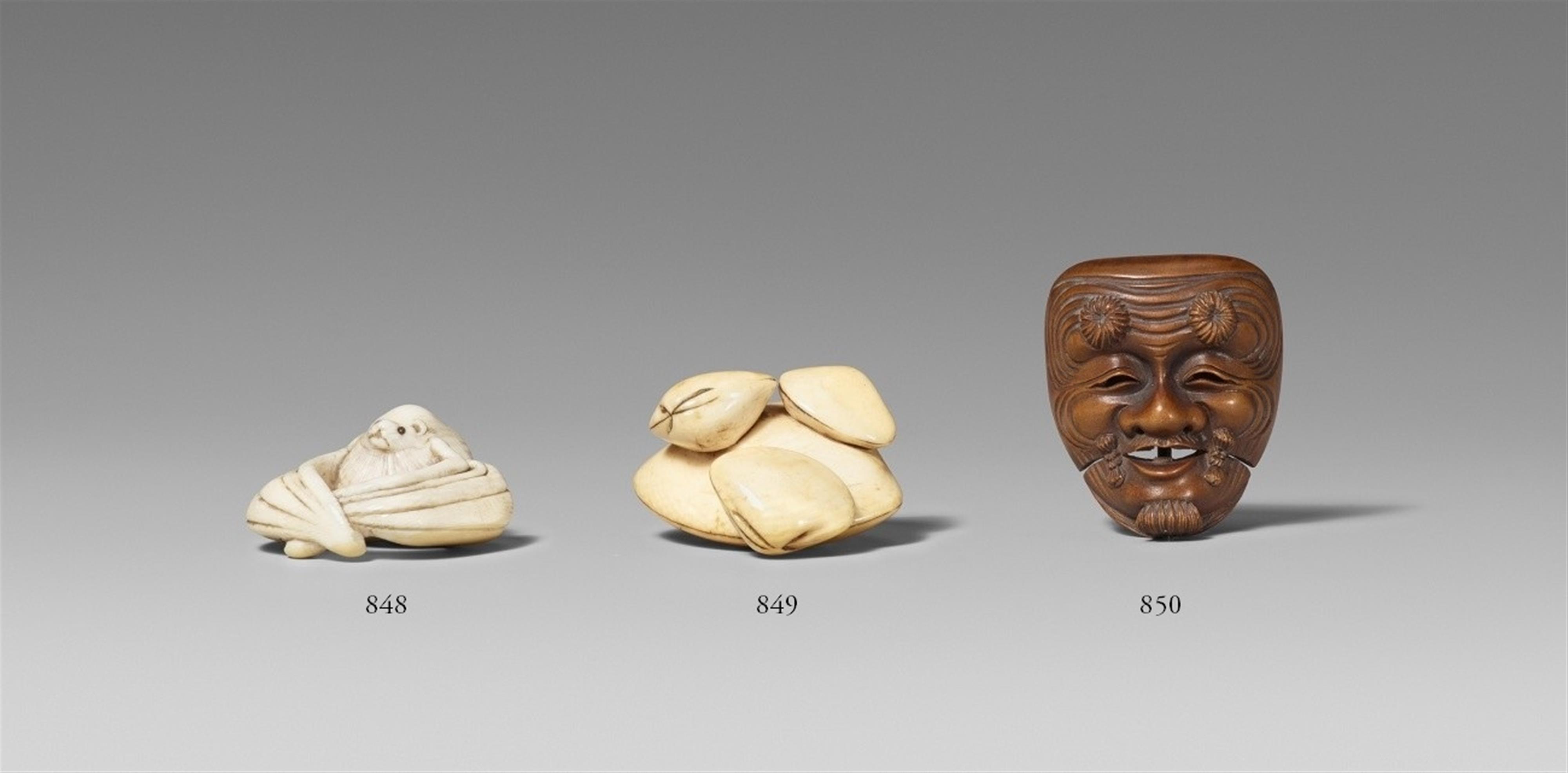 An ivory netsuke of a group of clams. Early 19th century - image-1