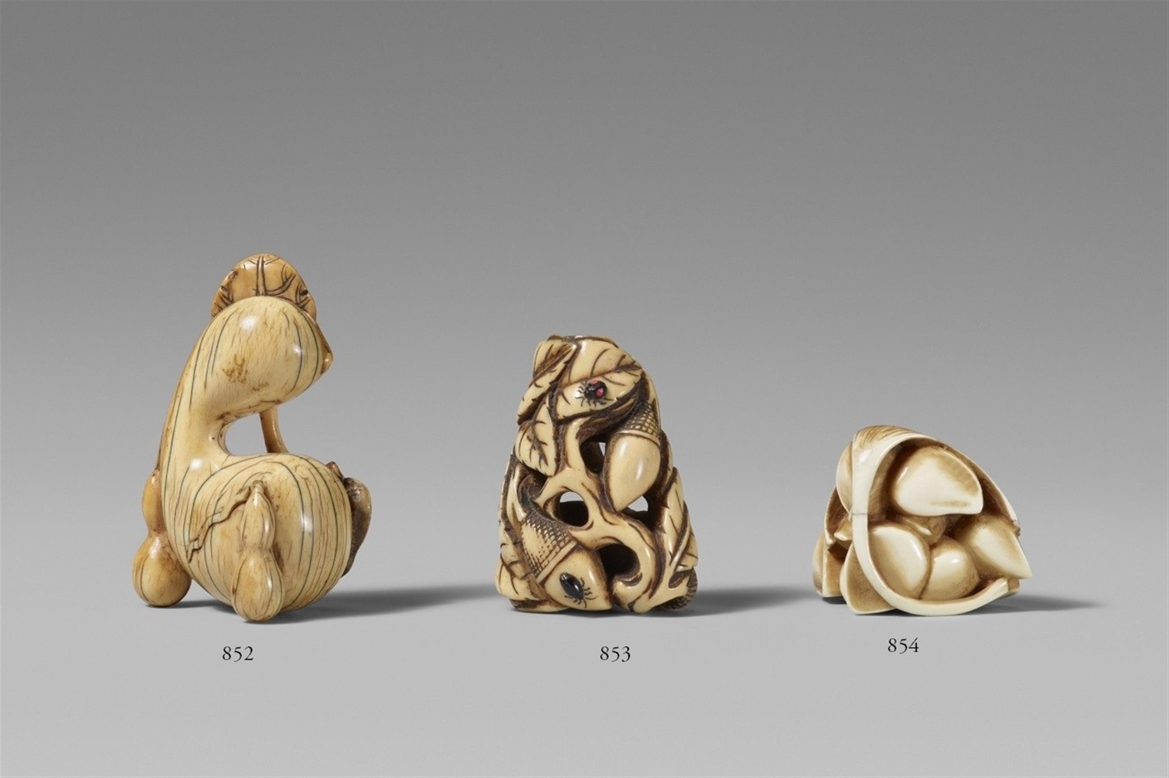 An ivory netsuke of three gourds. Early 19th century - image-1