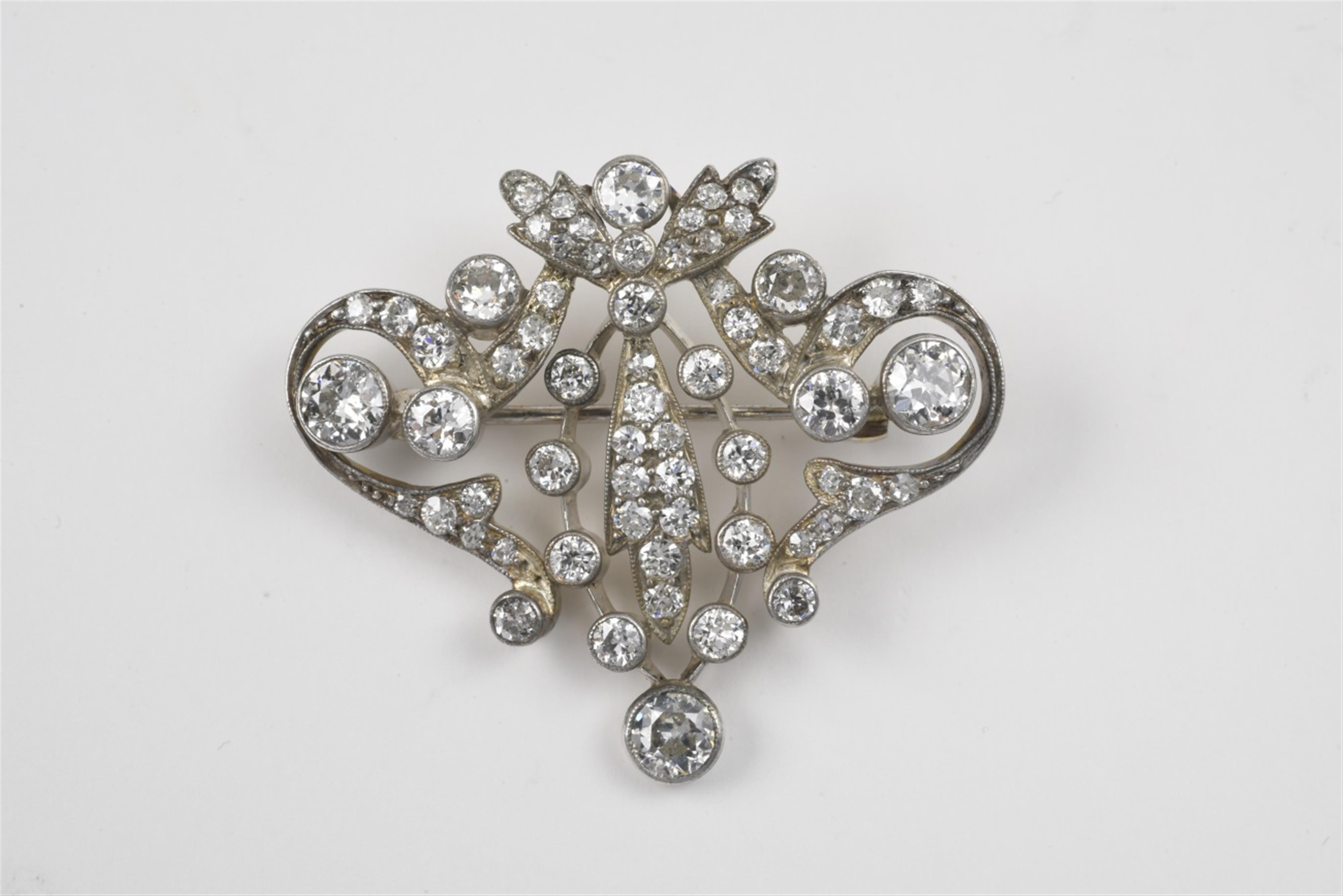 A Belle Epoque 14k gold and diamond brooch - image-1