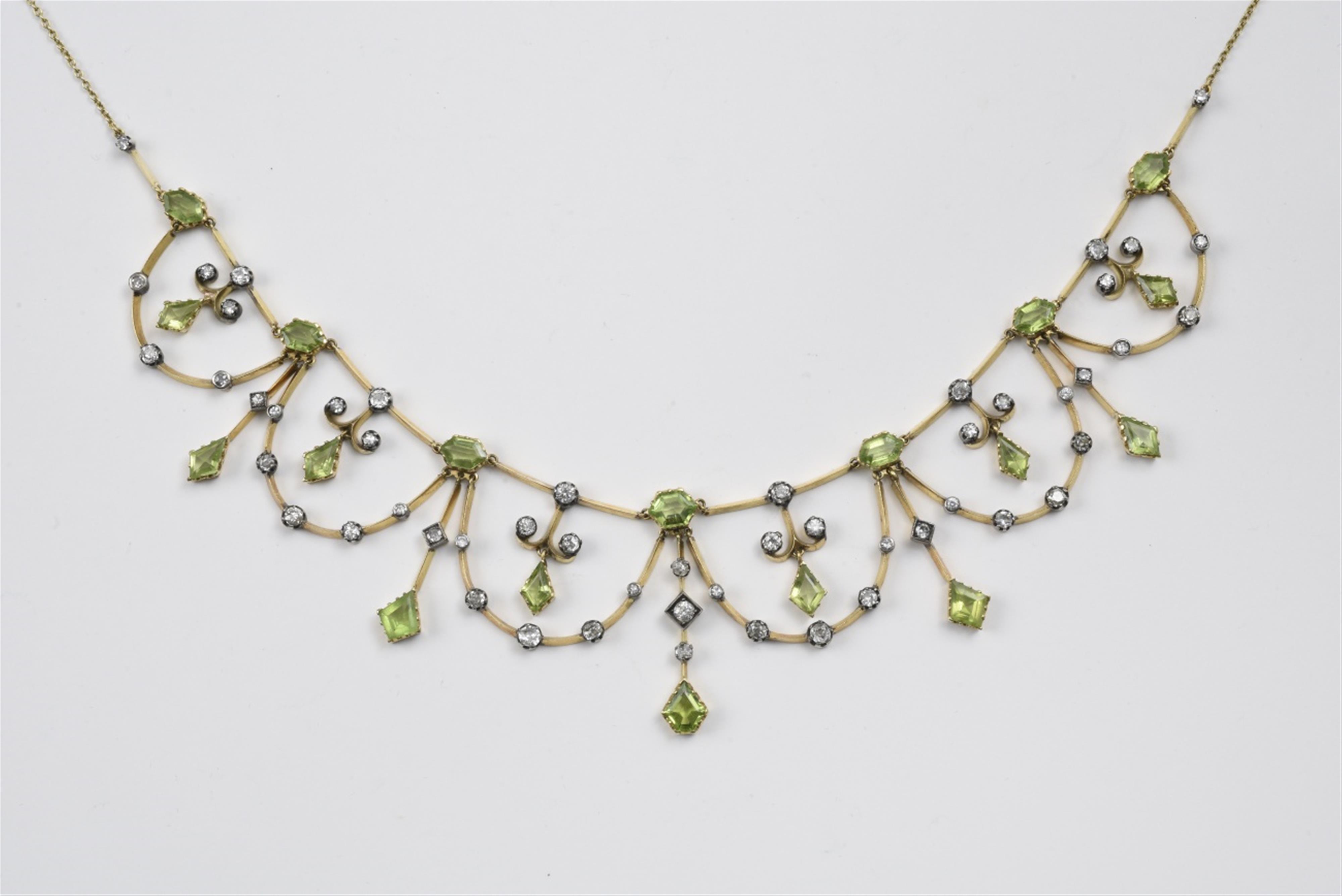 A 15k gold and peridot fringe collier - image-1