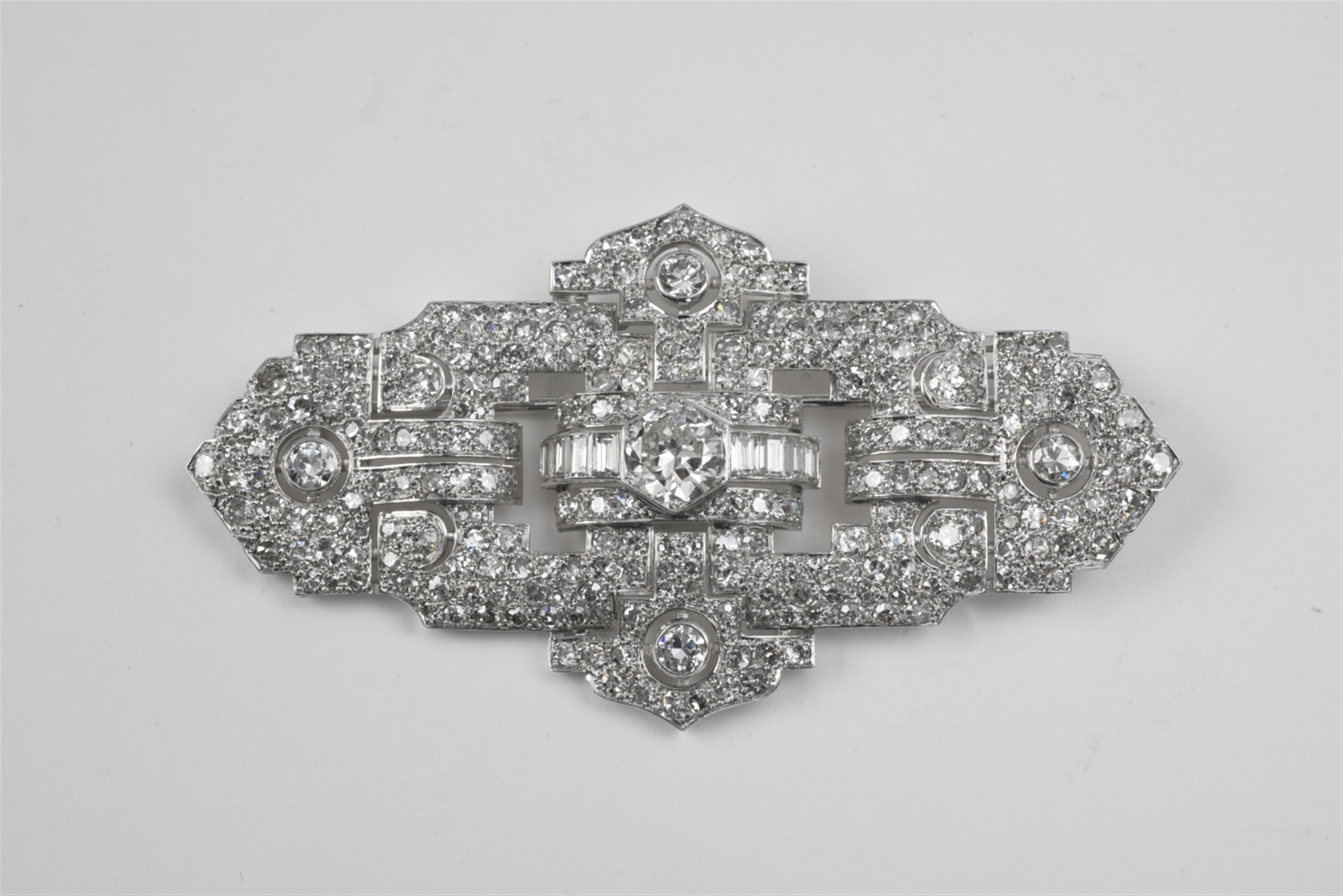A large Art Deco 18k gold and diamond brooch - image-1