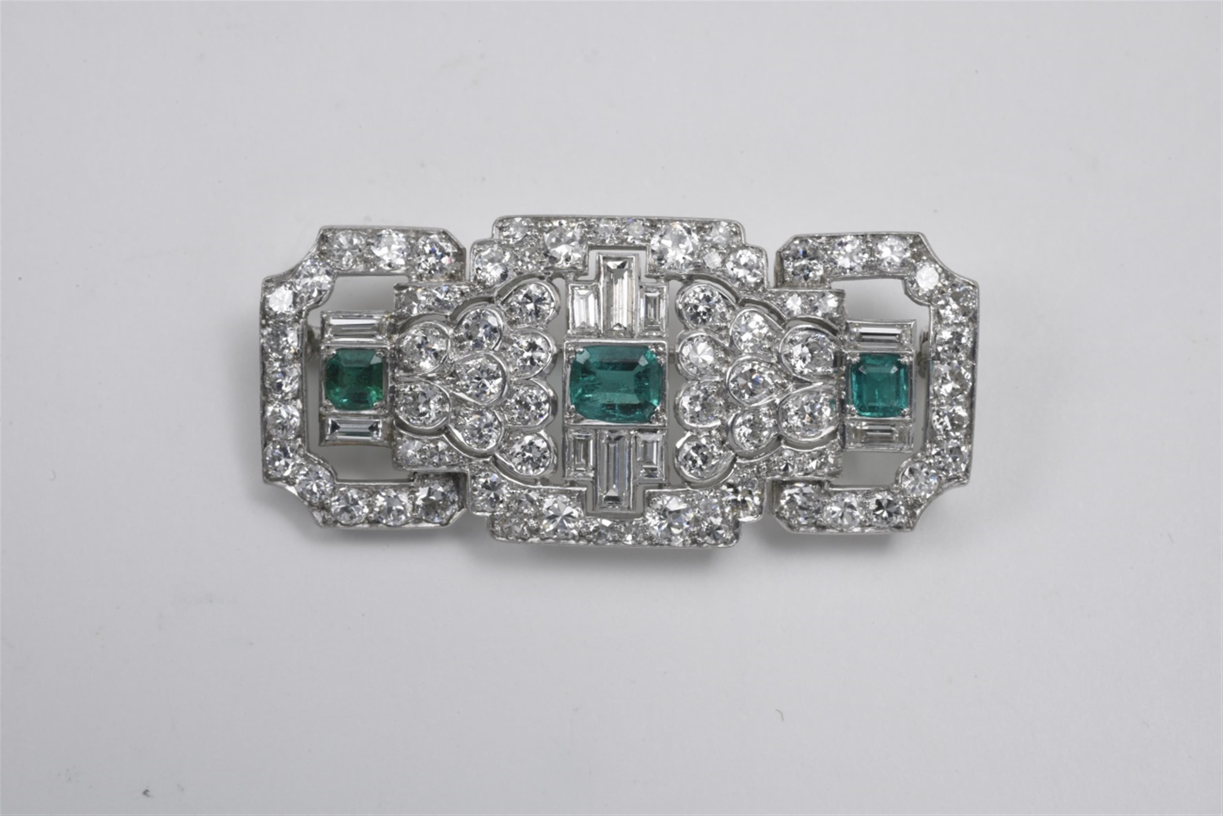 An Art Deco platinum and emerald brooch - image-1