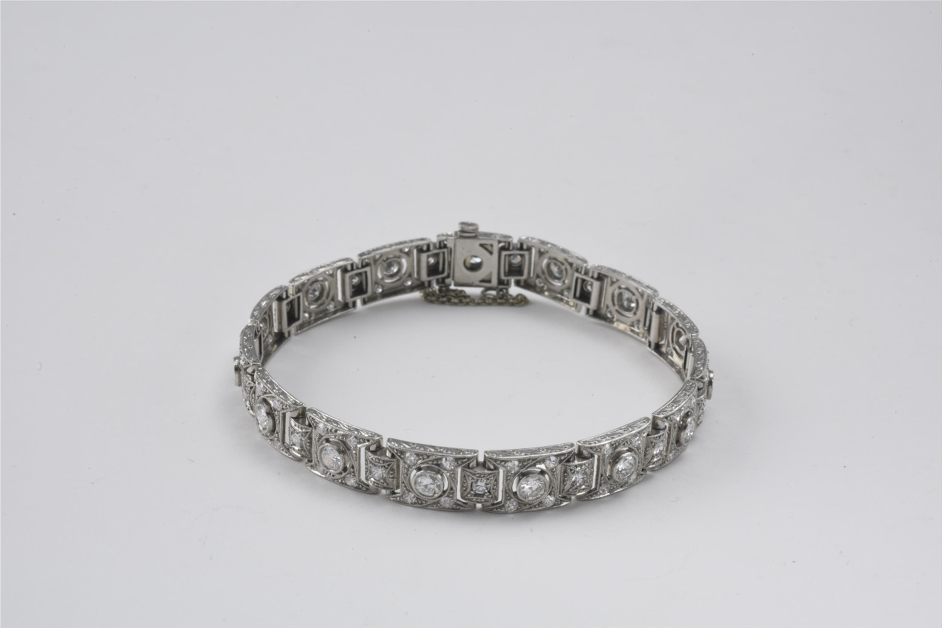 A small Art Deco platinum and diamond bracelet - image-1