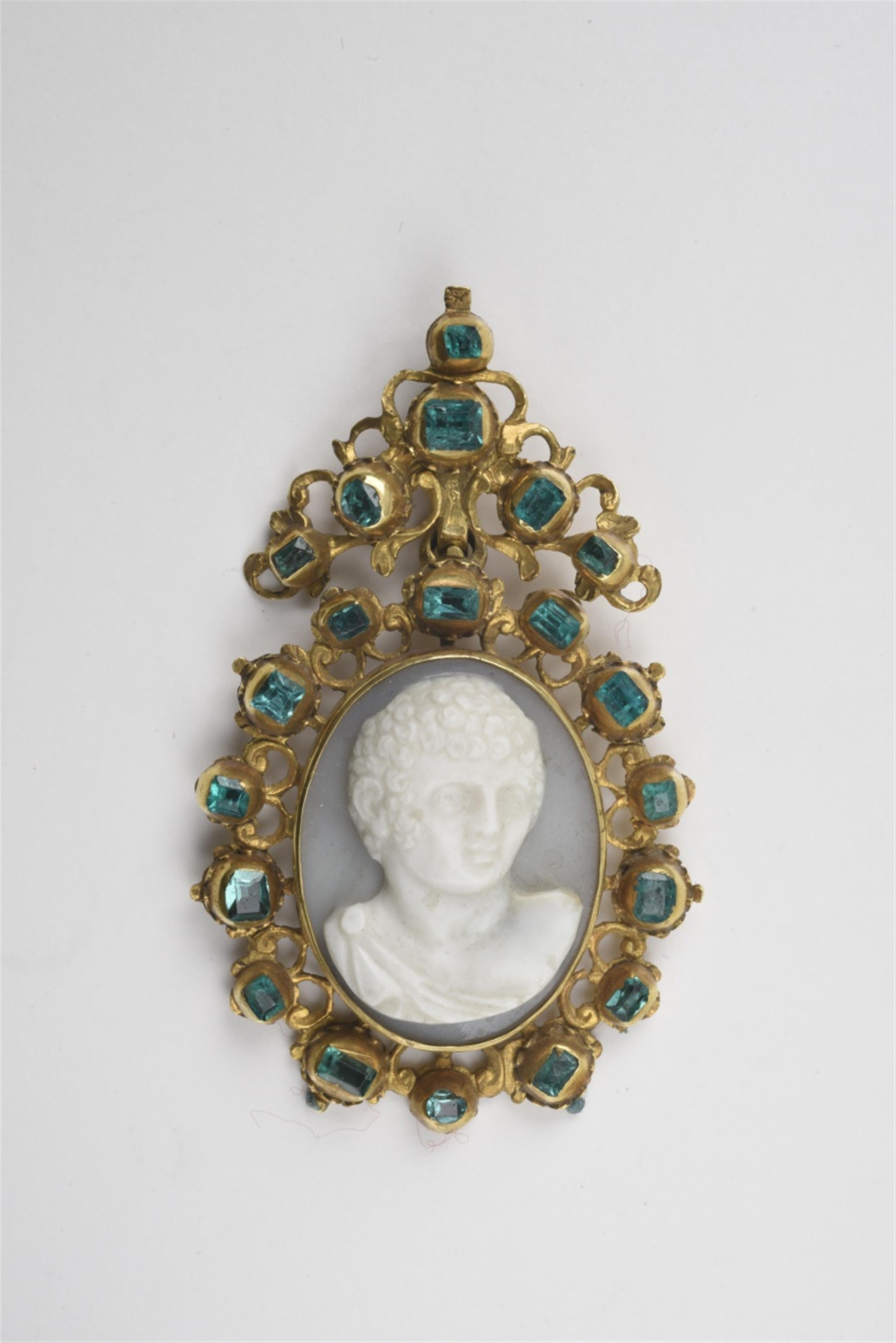 An 18k gold and emerald cameo pendant - image-1