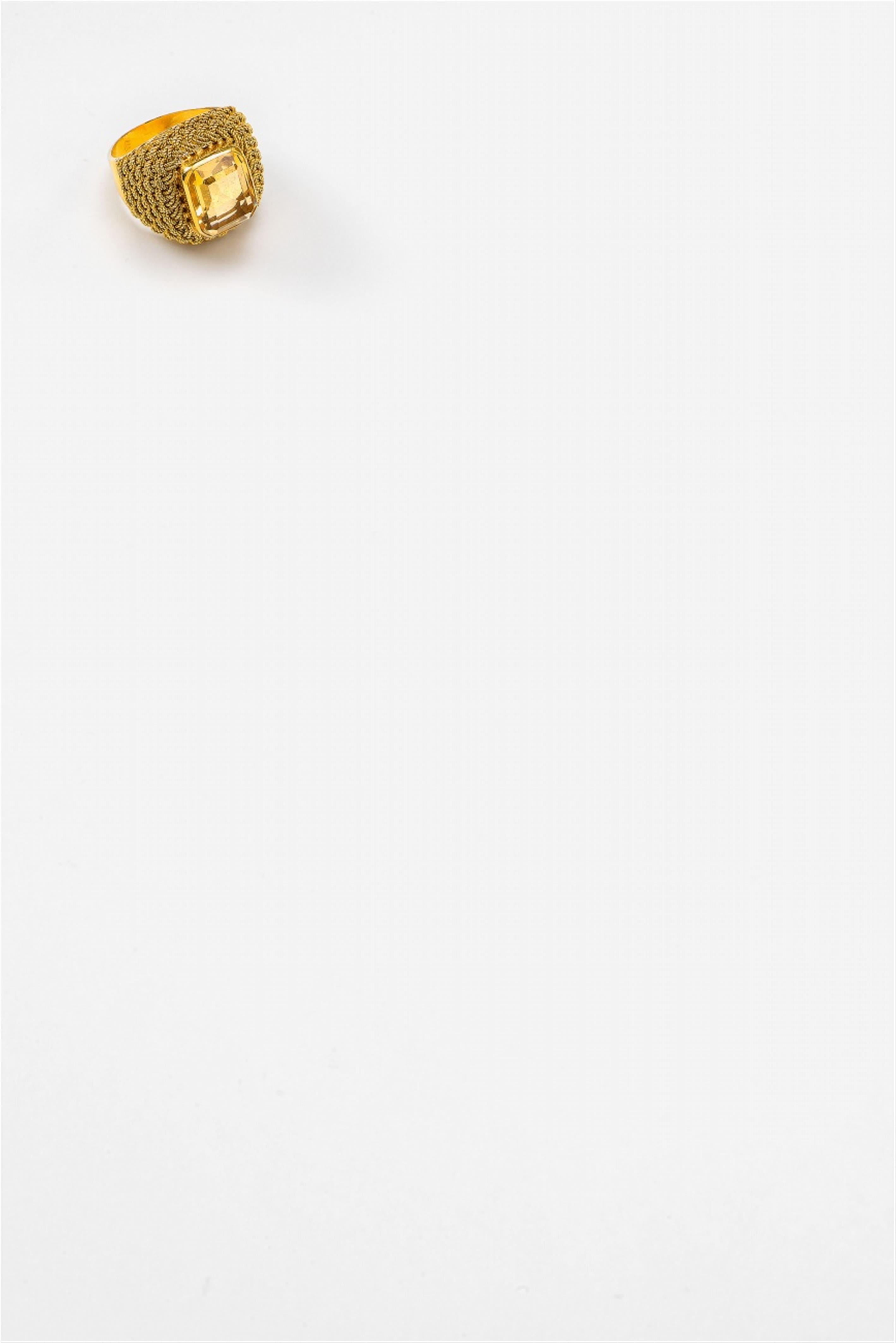 An 18k gold citrine ring - image-1