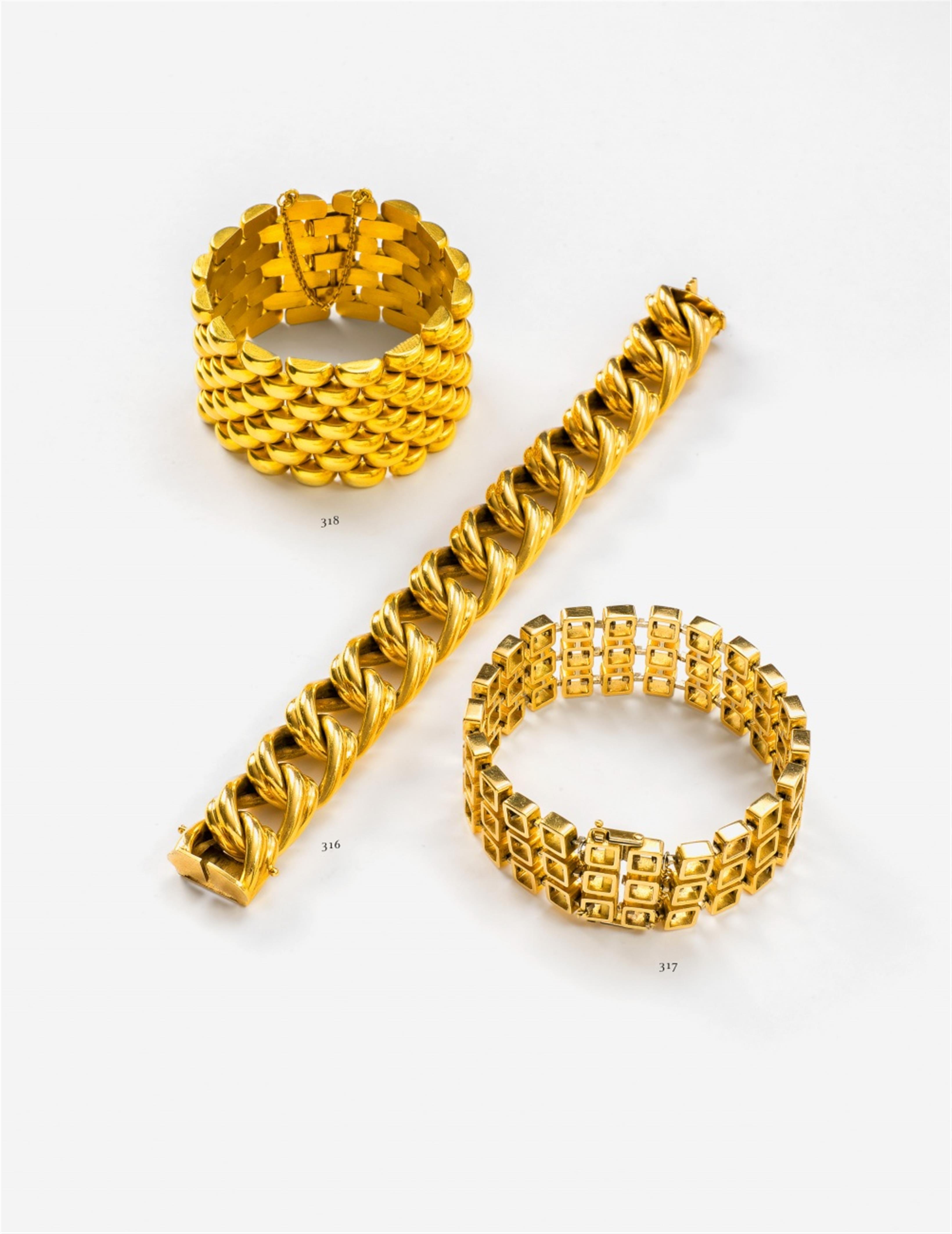 A 21k gold bangle - image-1
