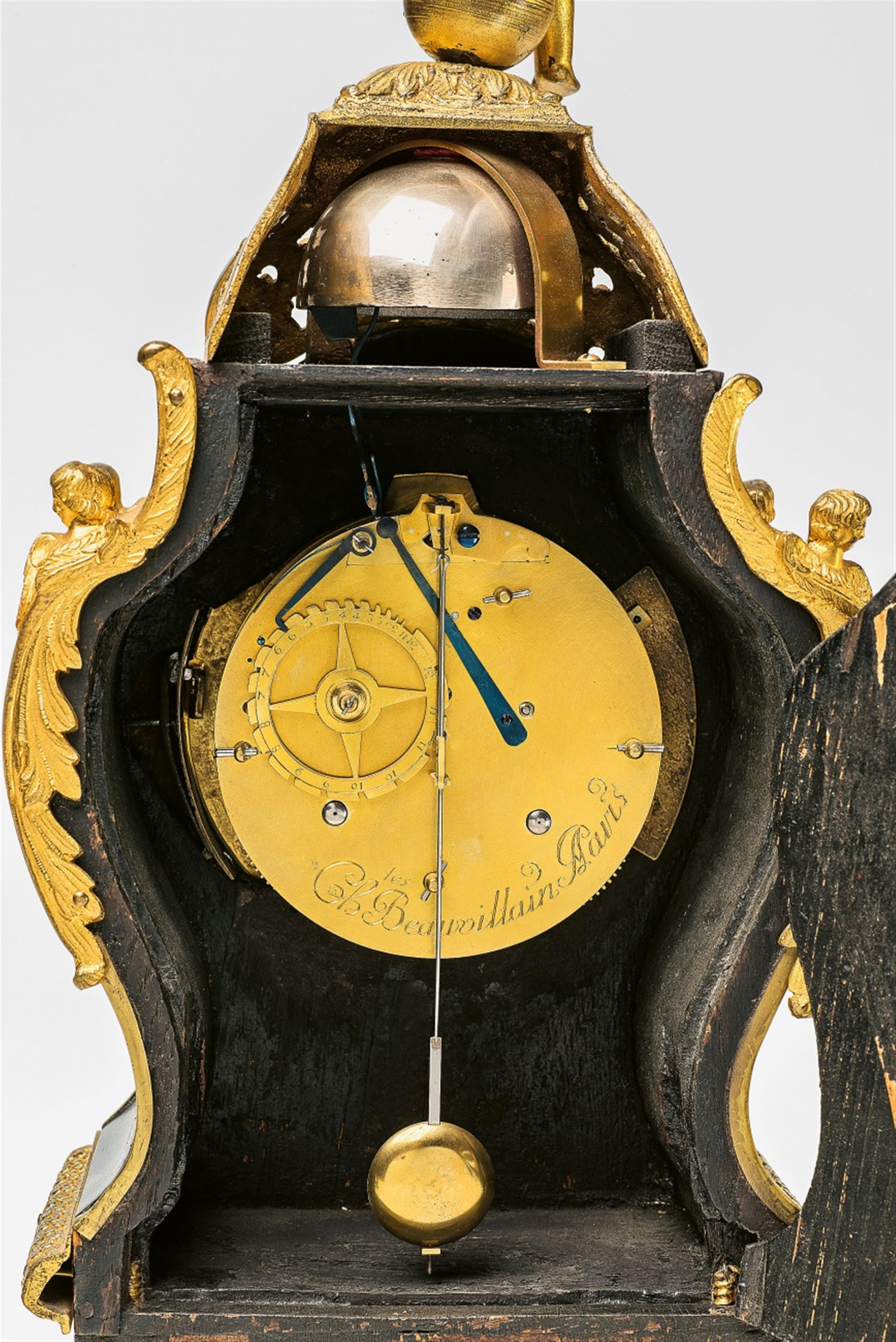 A Parisian Régence period "tête de poupée" clock - image-4