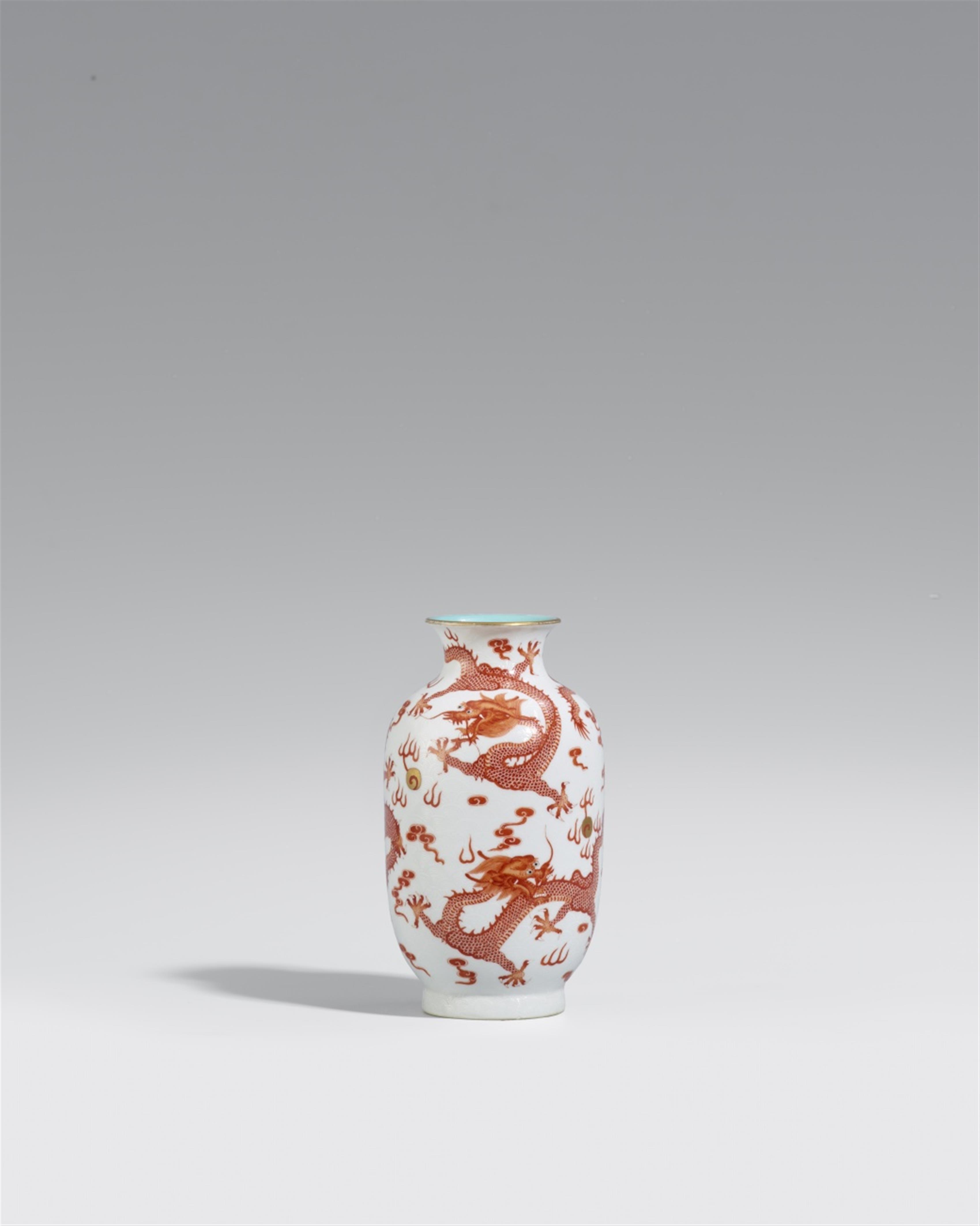 Kleine Vase mit eisenroten Drachen. Qing-Zeit (1644-1911) - image-1